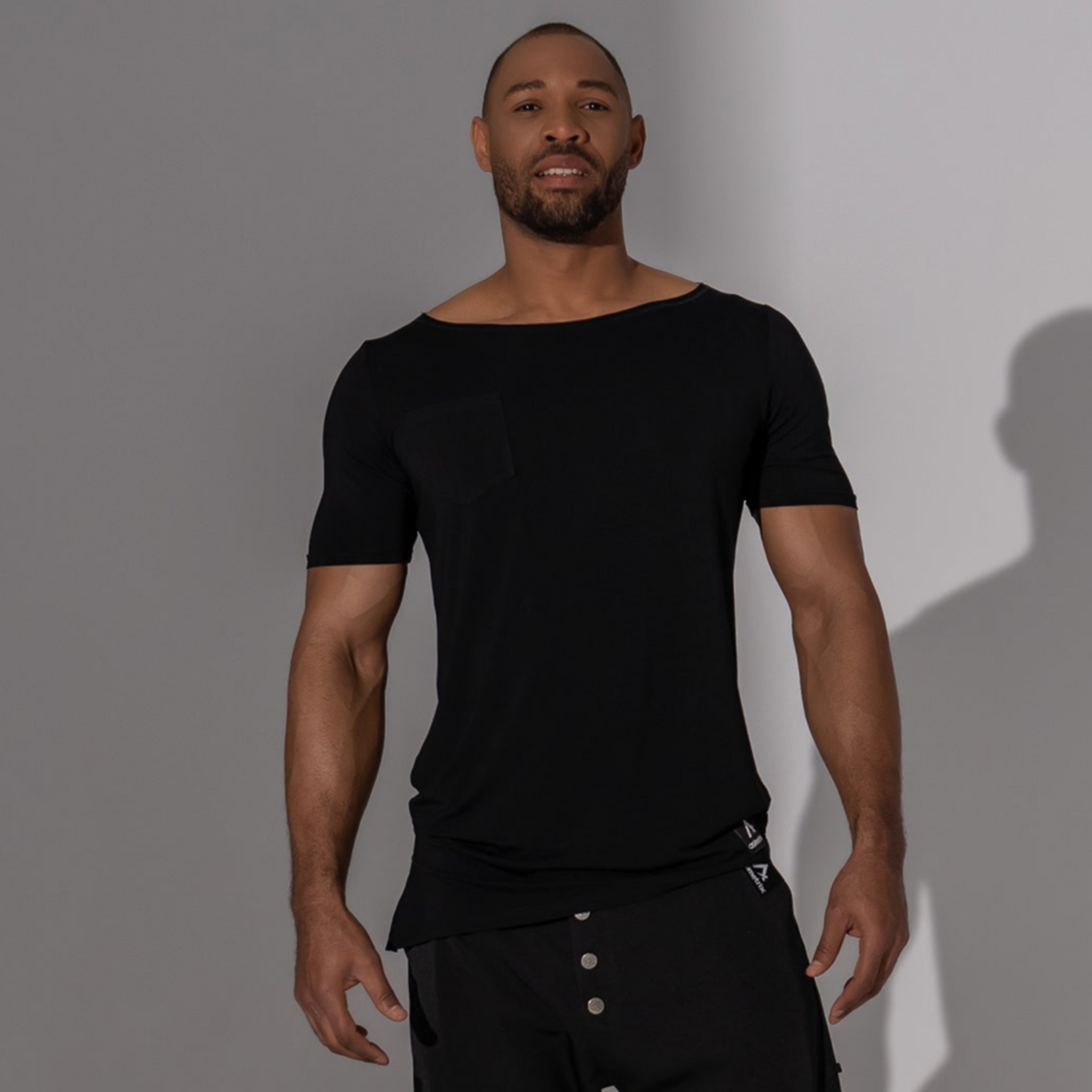 Vagabond Reflectss UFIT Asimetrix: Tricou negru asimetric long line cu decolteu