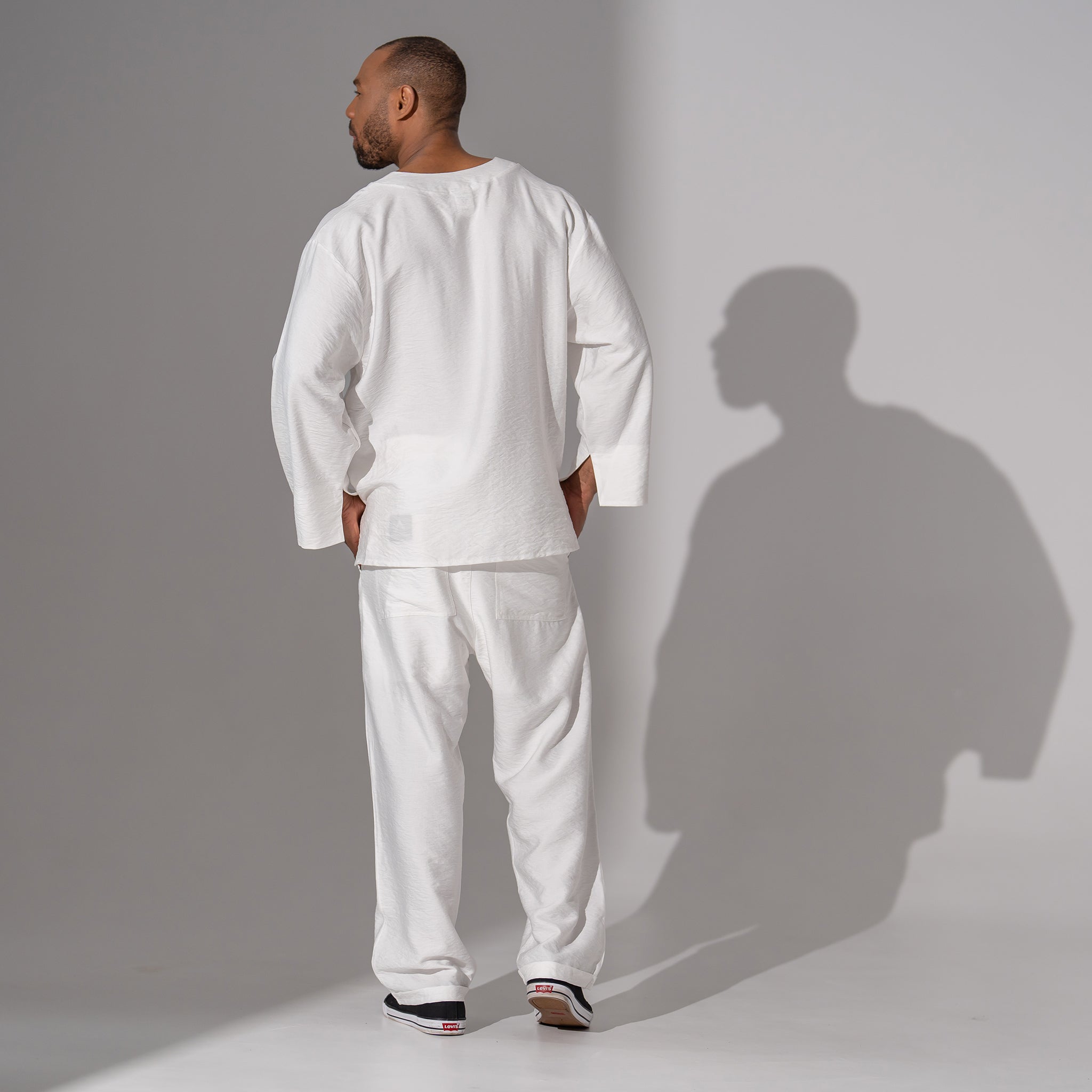 Asimetrix: Pantaloni lungi drepti din in alb