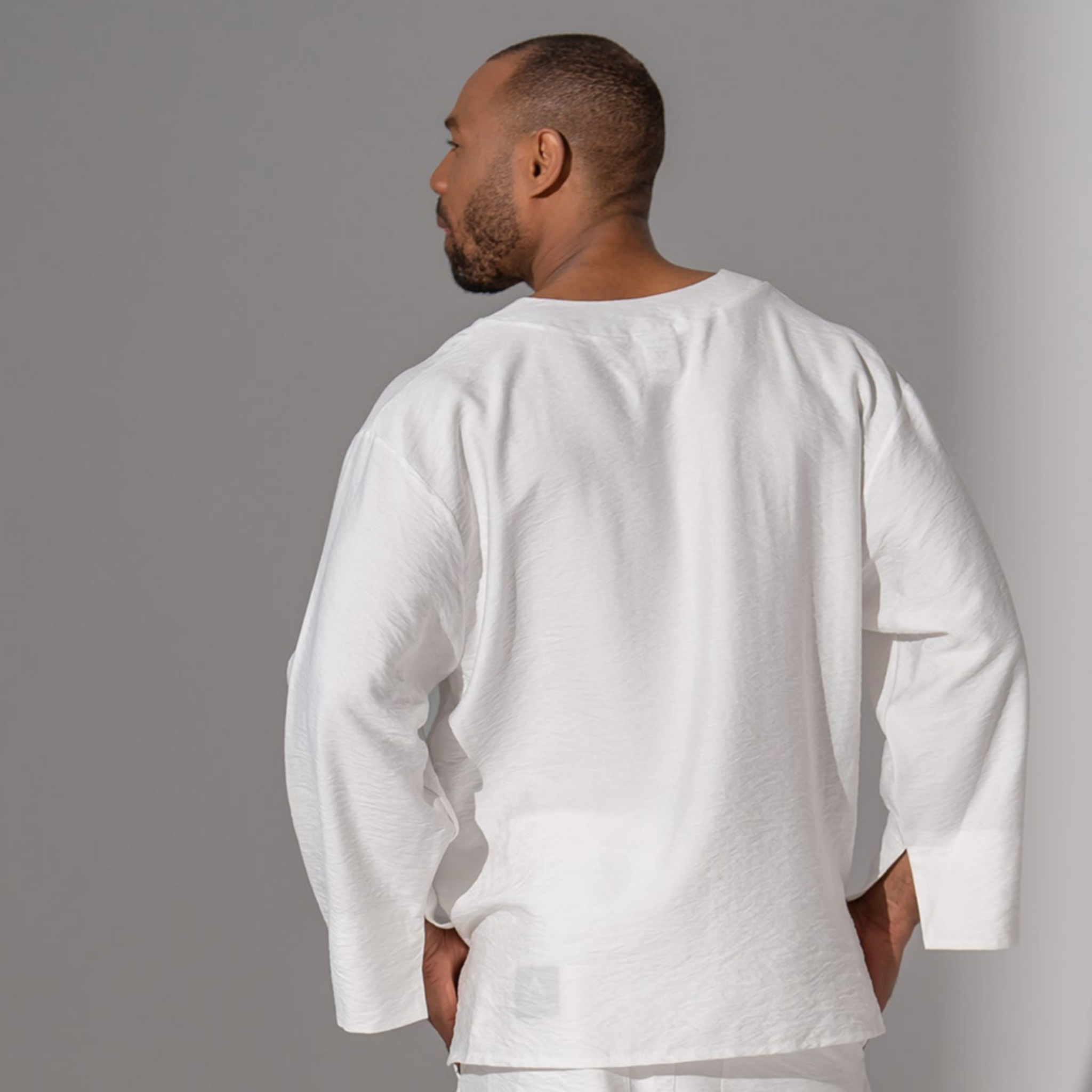 Asimetrix: Bluza long line decoltata cu anchior din in alb