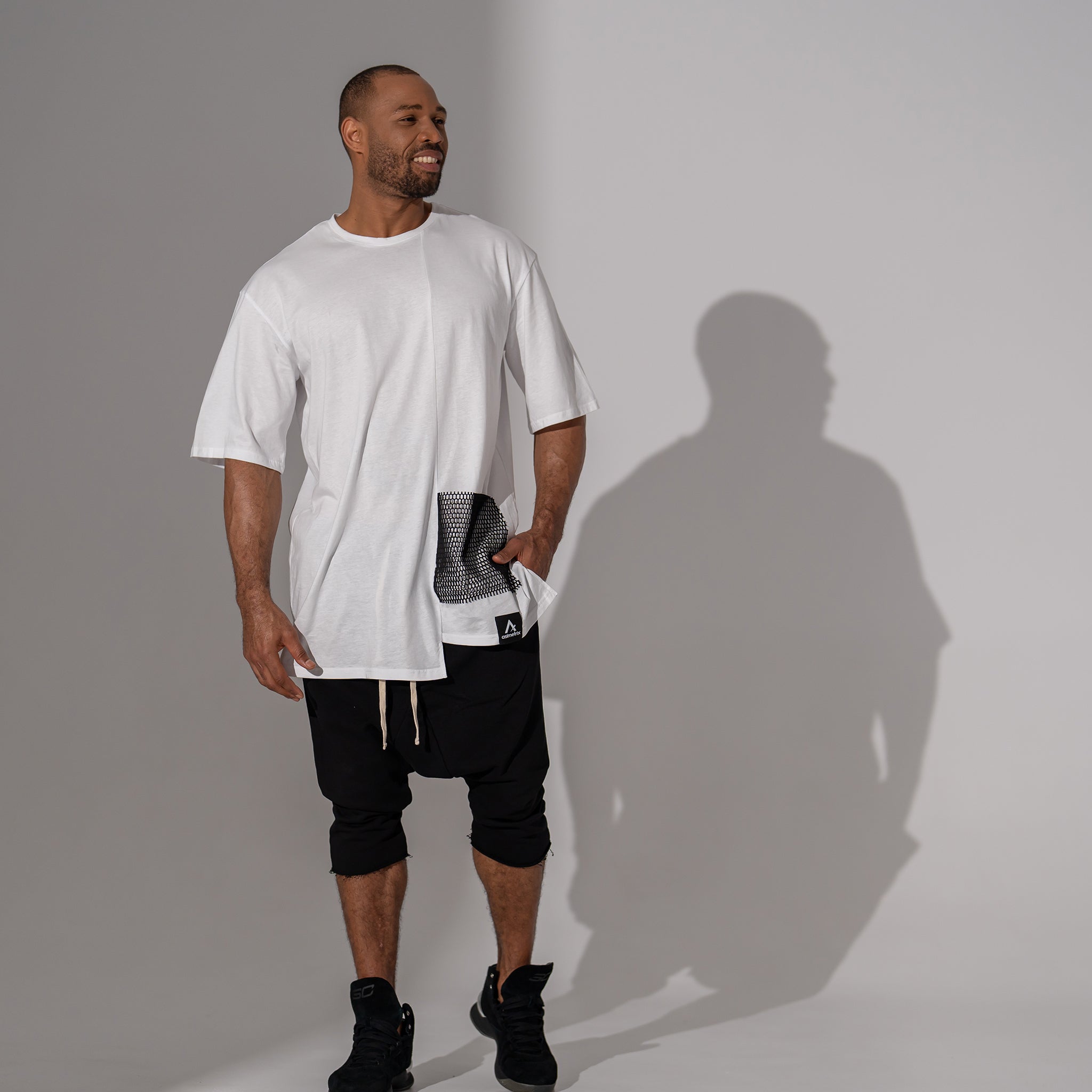 Asimetrix: Tricou alb supradimensionat asimetric cu buzunar din plasa