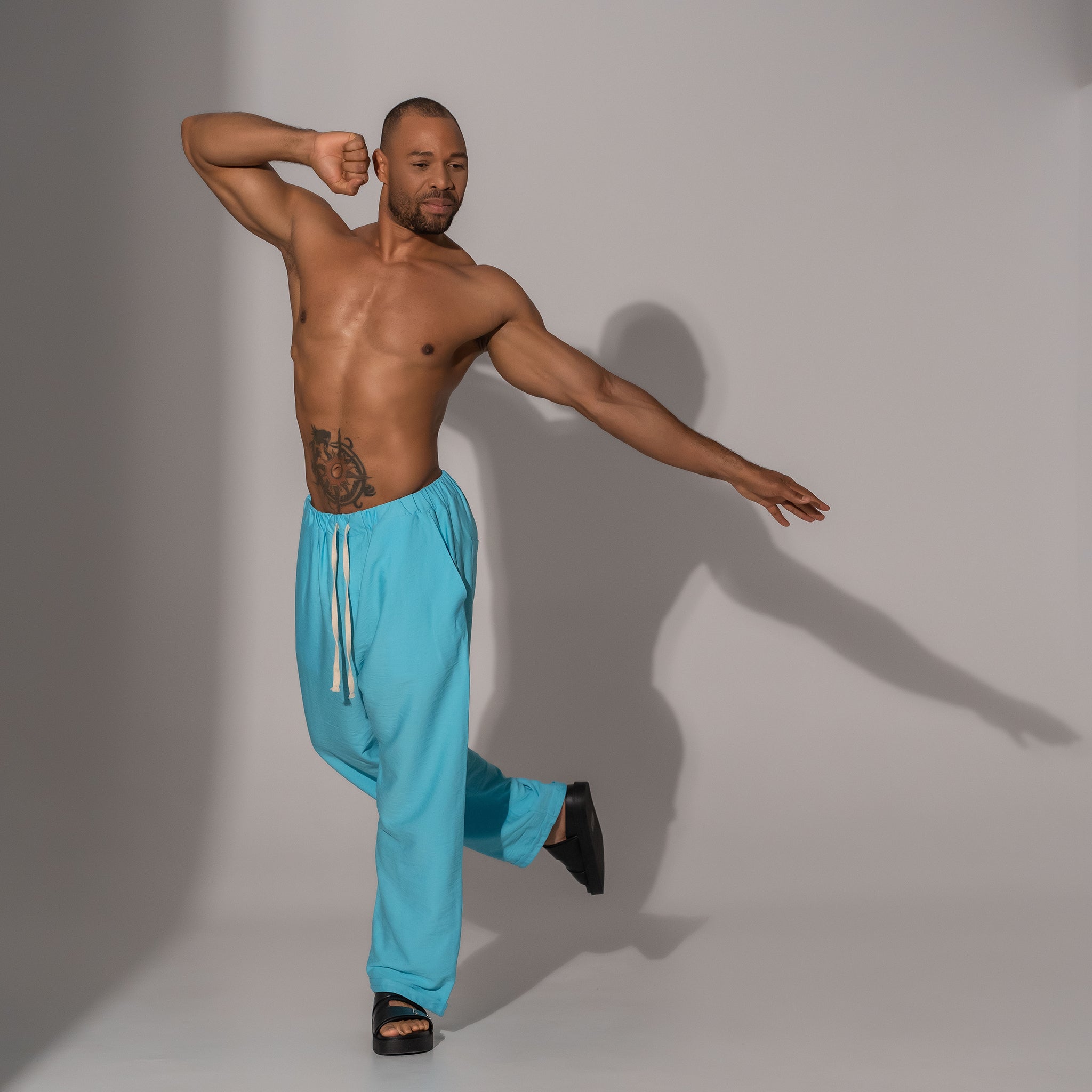 Asimetrix: Pantaloni lungi drepti din in bleu