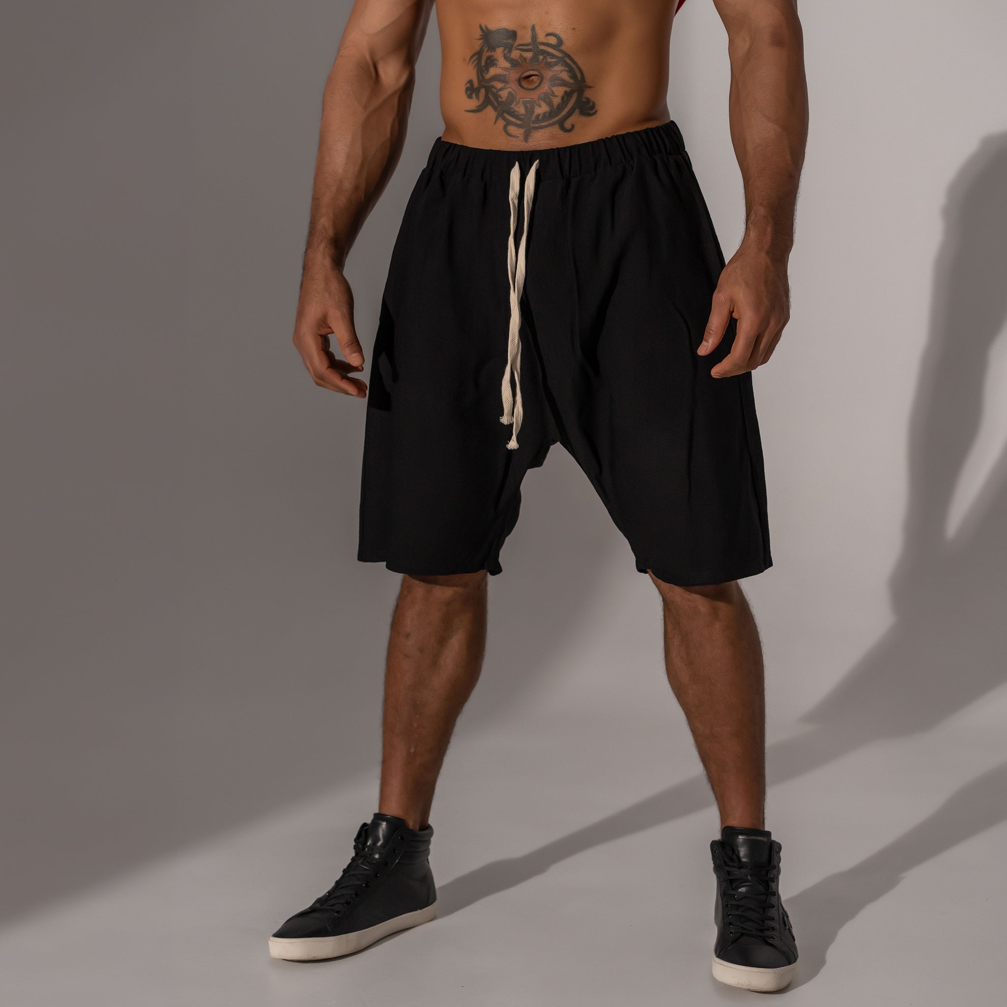 Vagabond Reflectss UFIT Asimetrix: Pantaloni scurti oversized cu tur lasat din in negru