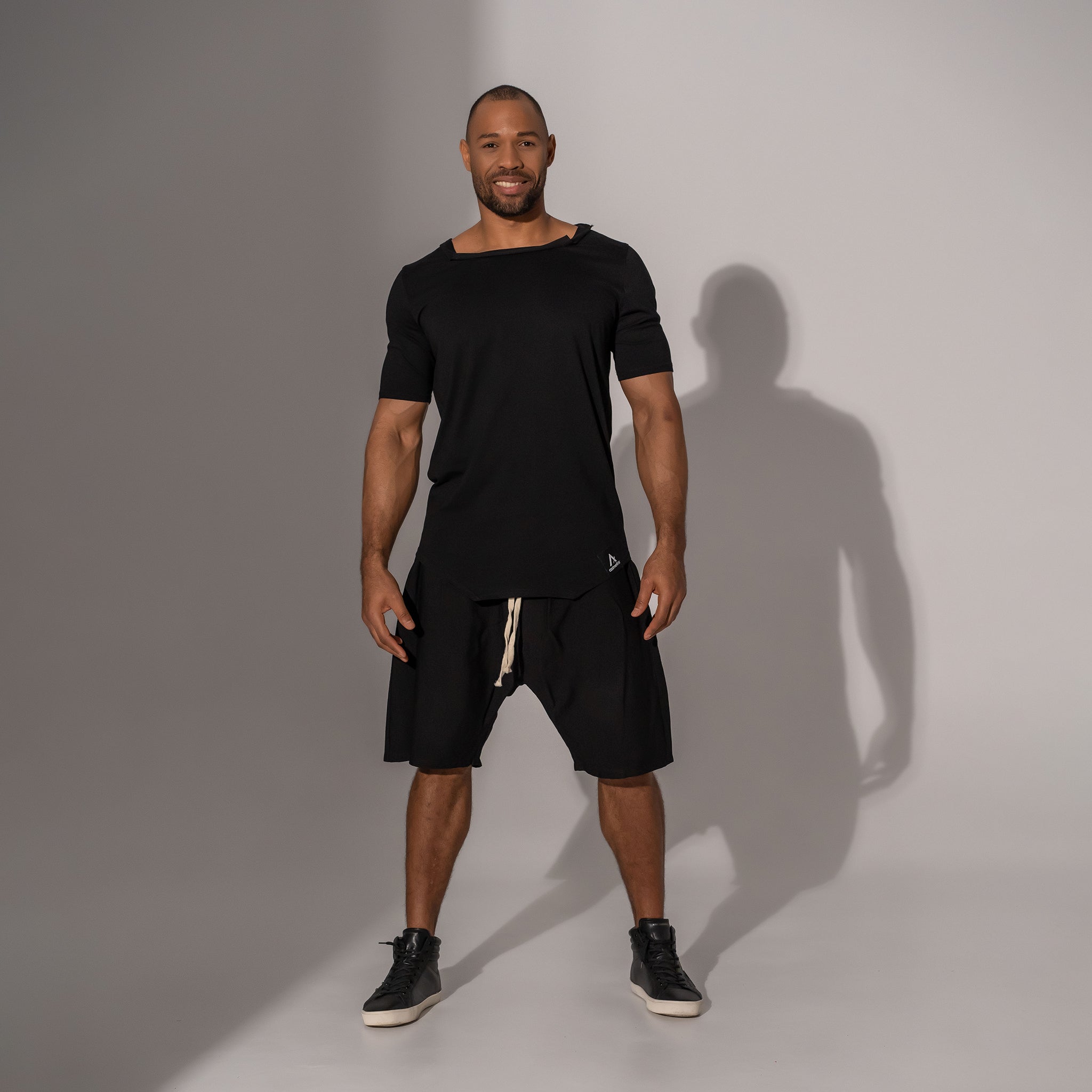 Asimetrix: Pantaloni scurti oversized cu tur lasat din in negru