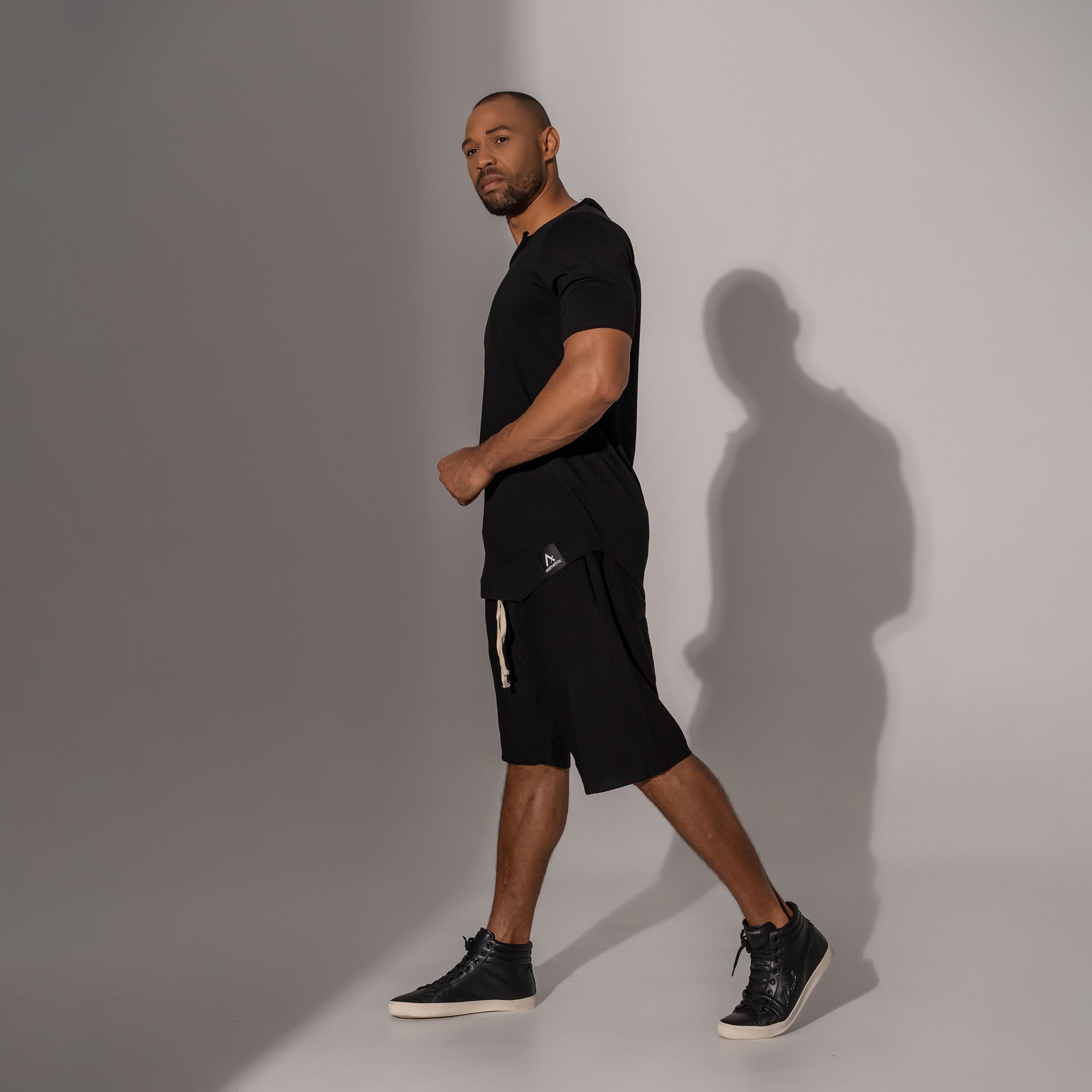 Asimetrix: Pantaloni scurti oversized cu tur lasat din in negru