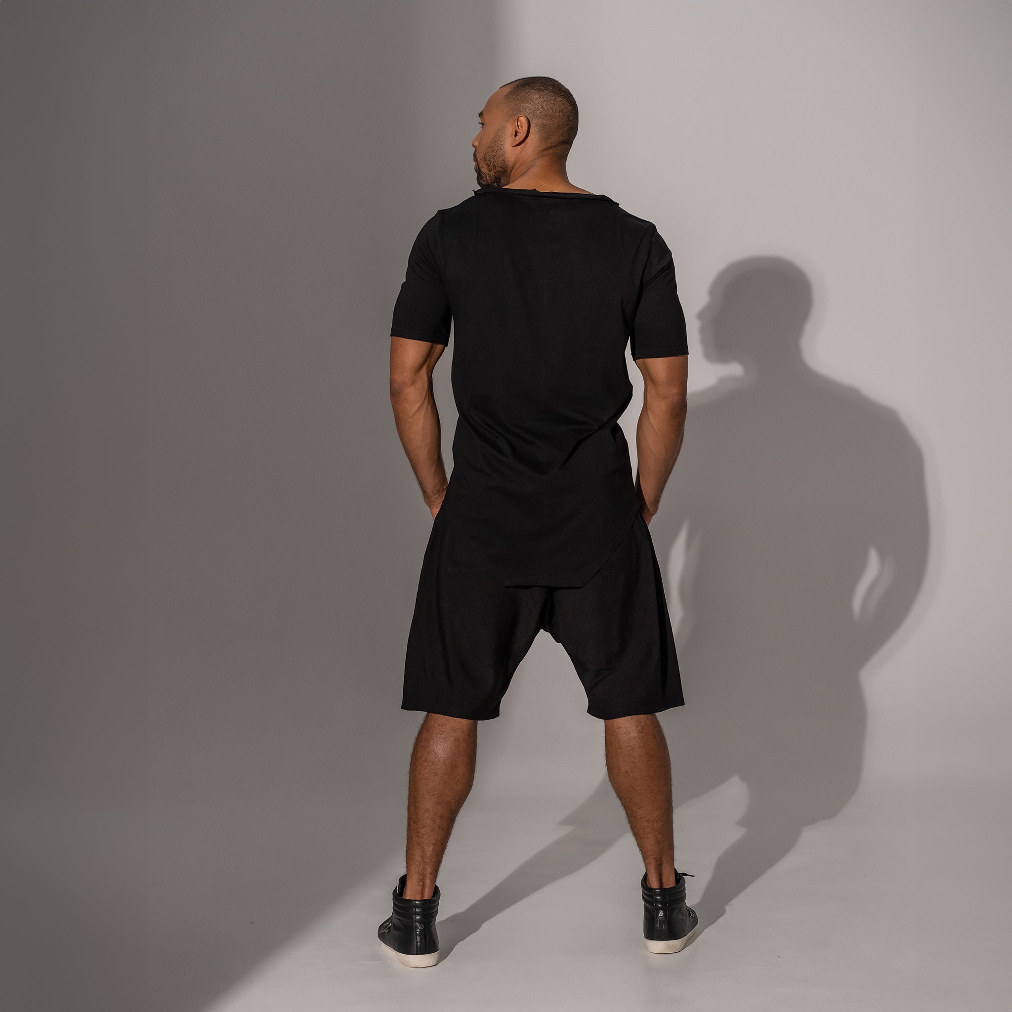 Asimetrix: Tricou negru long line cu decolteu dreptunghiular