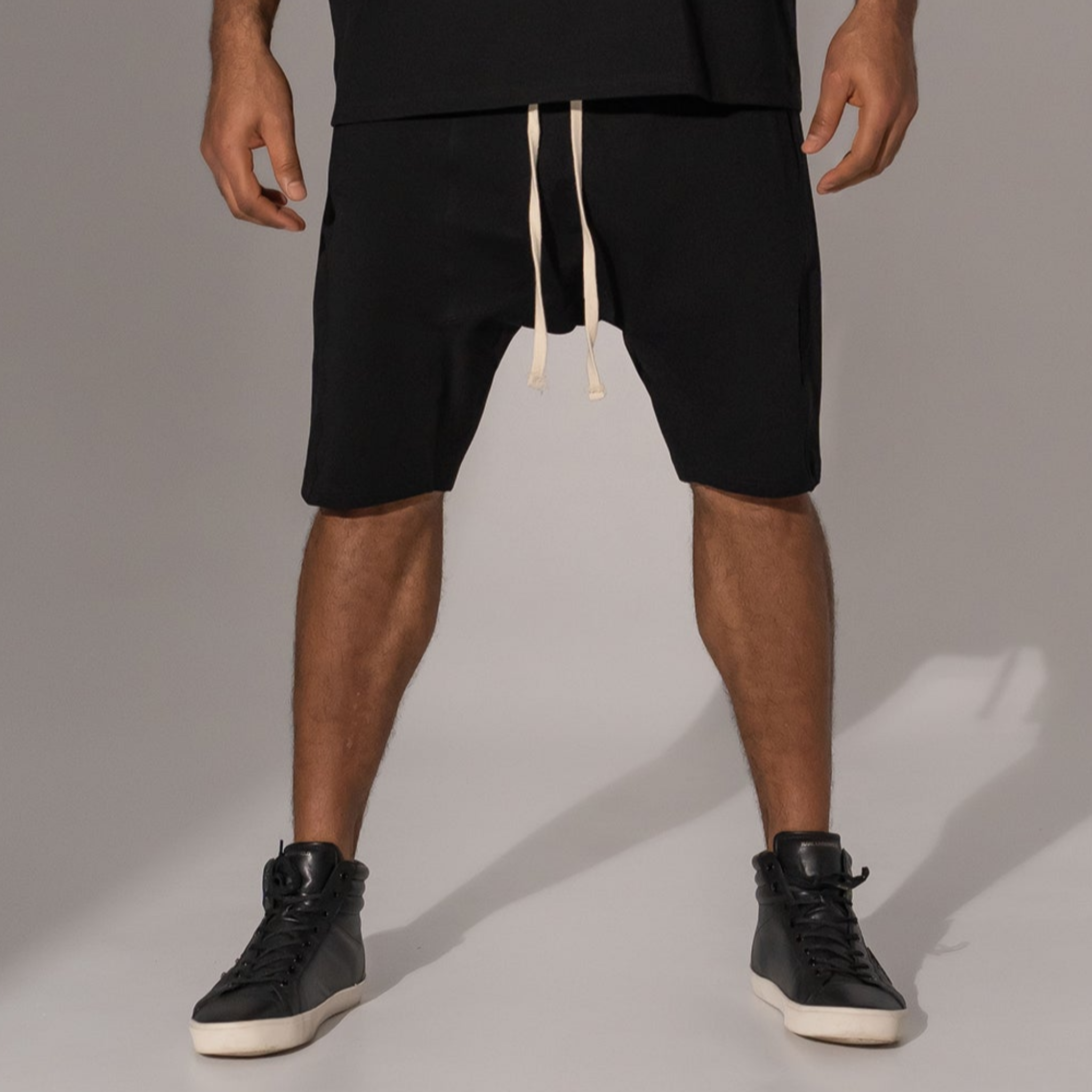 Vagabond Reflectss UFIT Asimetrix: Pantaloni negri scurti cu tur lasat si buzunare din fas 3D la spate