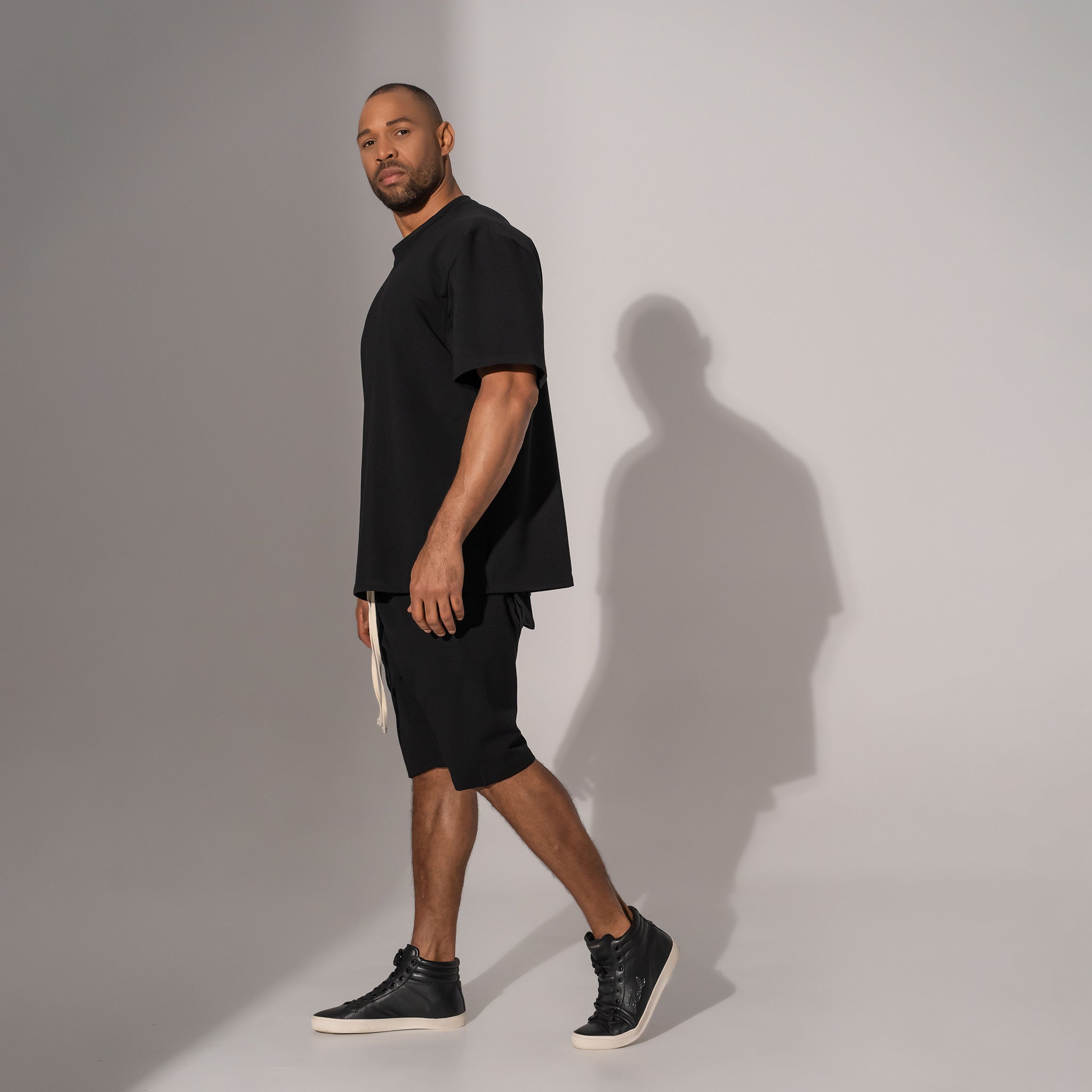 Asimetrix: Pantaloni negri scurti cu tur lasat si buzunare din fas 3D la spate