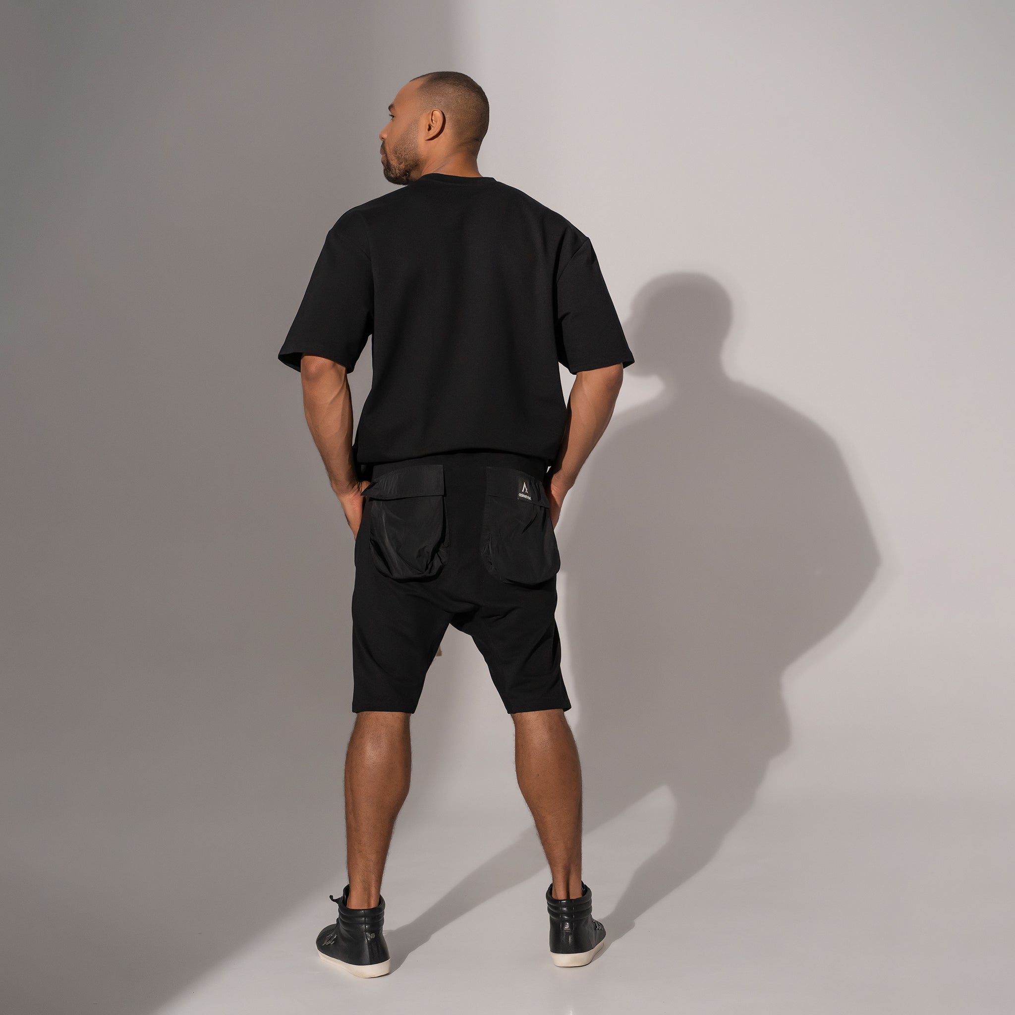 Asimetrix: Pantaloni negri scurti cu tur lasat si buzunare din fas 3D la spate