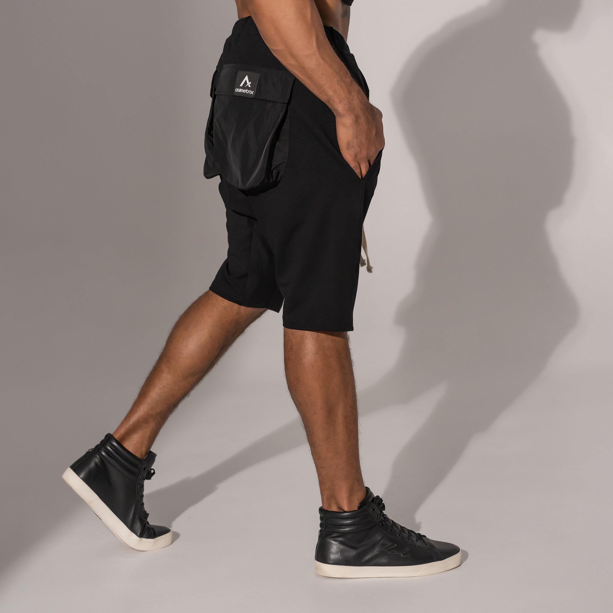 Asimetrix: Pantaloni negri scurti cu tur lasat si buzunare din fas 3D la spate