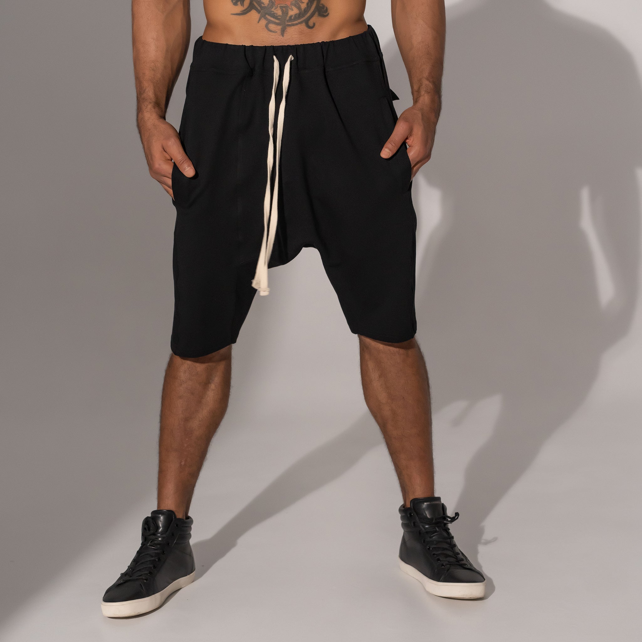 Asimetrix: Pantaloni negri scurti cu tur lasat si buzunare din fas 3D la spate