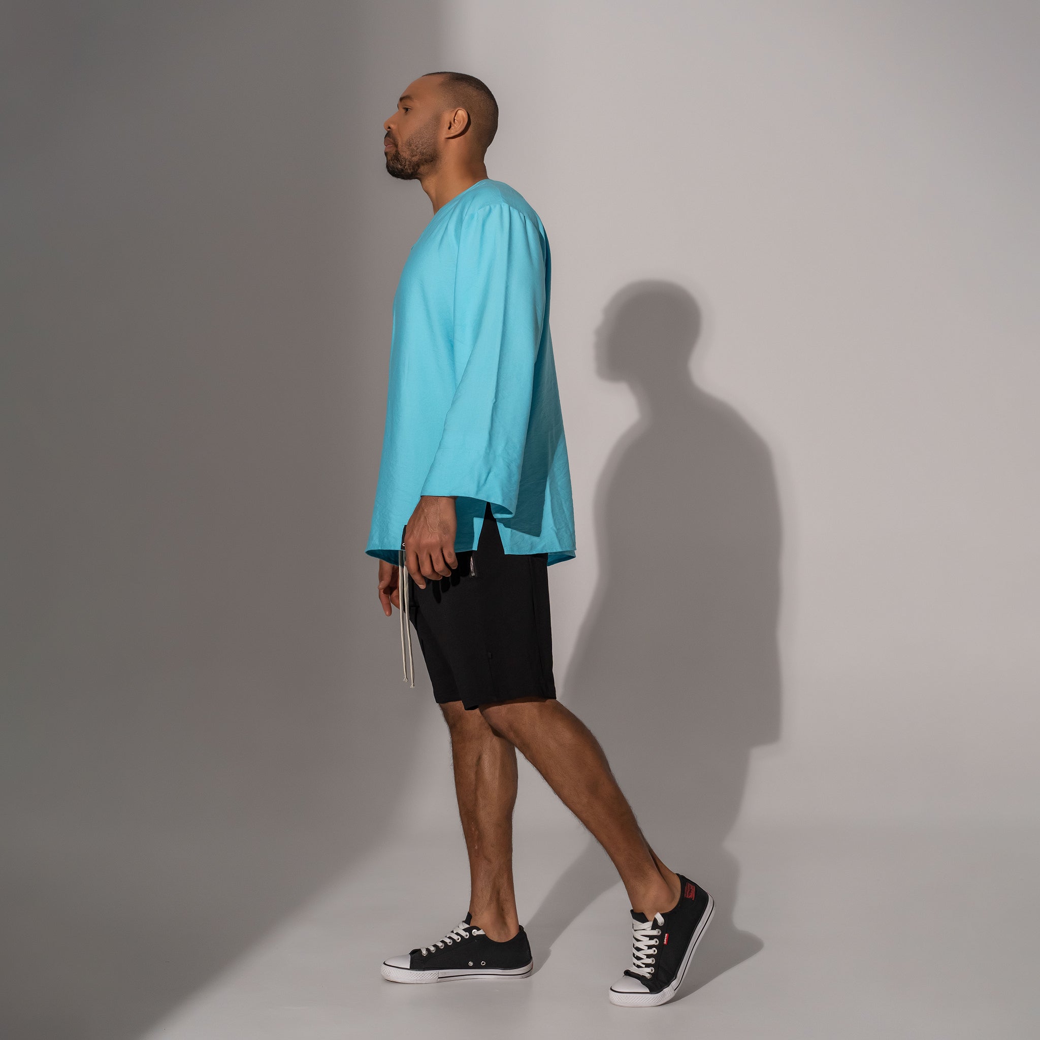 Asimetrix: Pantaloni negri scurti din trening cu buzunare cu fermoar metalic