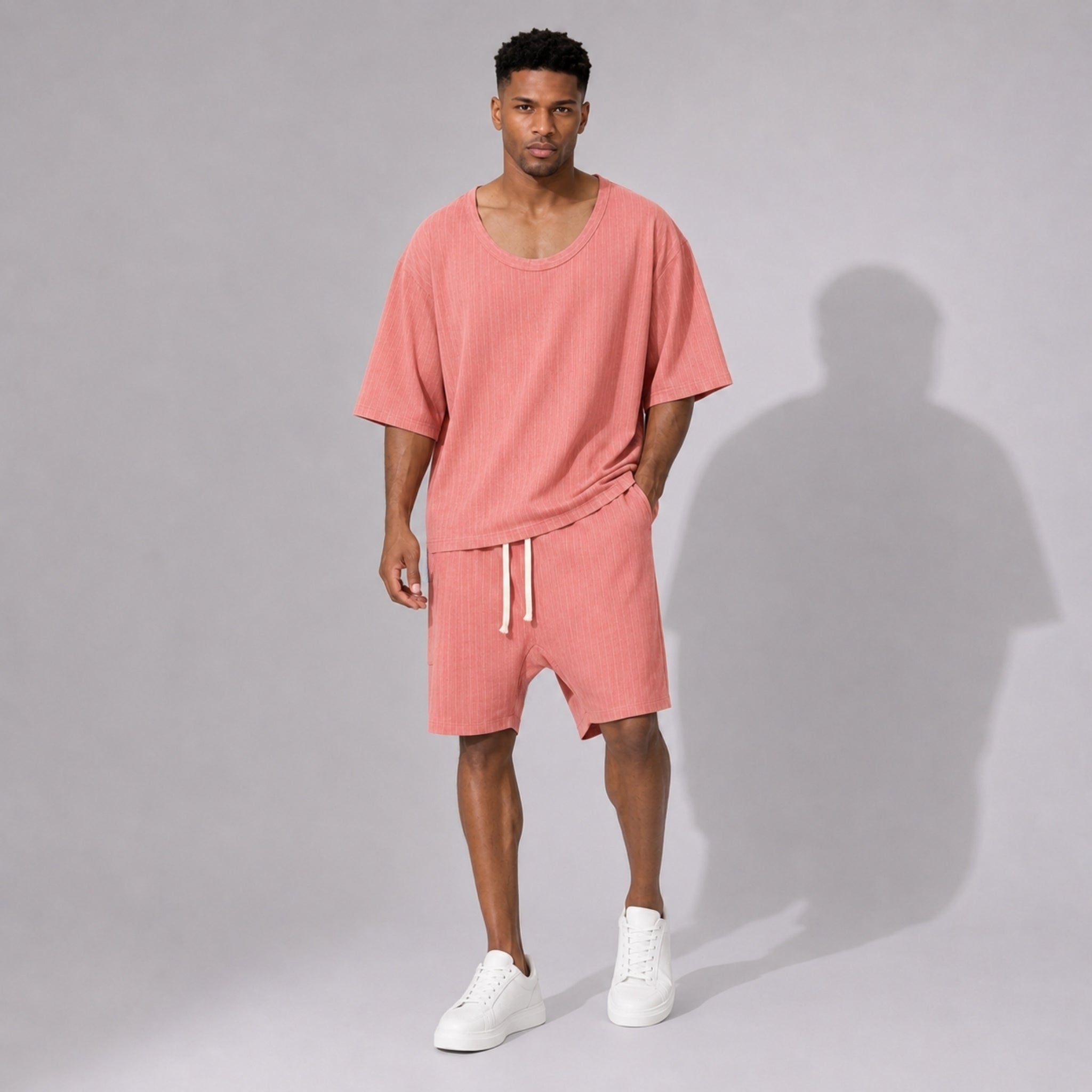 PRECOMANDA CU TERMEN DE LIVRARE 10 ZILE! Compleu bărbați roz cu dungi fine – bluza cu decolteu și pantaloni scurți lejeri de vară