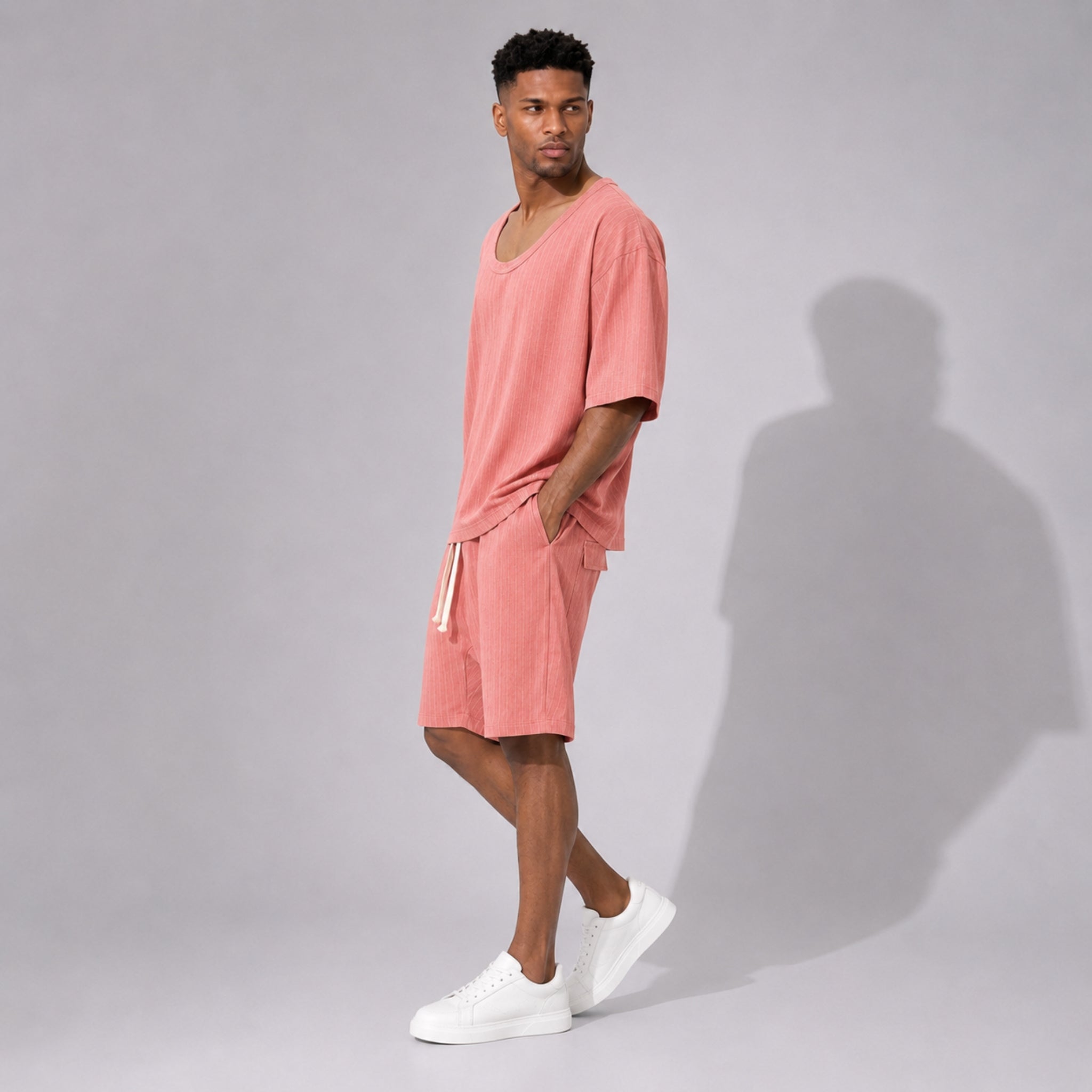PRECOMANDA CU TERMEN DE LIVRARE 10 ZILE! Compleu bărbați roz cu dungi fine – bluza cu decolteu și pantaloni scurți lejeri de vară