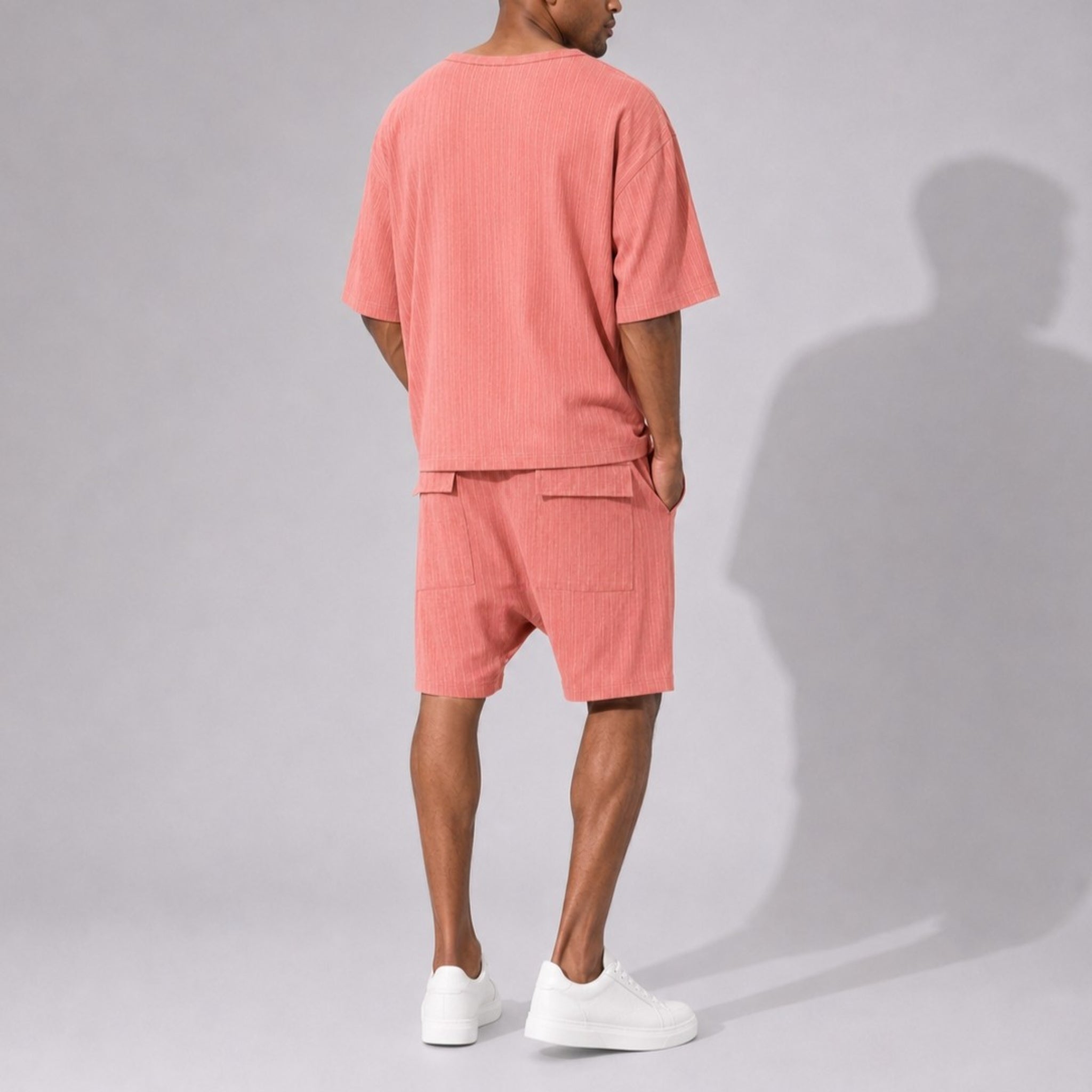 PRECOMANDA CU TERMEN DE LIVRARE 10 ZILE! Compleu bărbați roz cu dungi fine – bluza cu decolteu și pantaloni scurți lejeri de vară