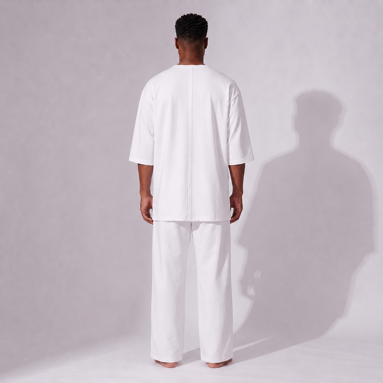 Compleu alb din bumbac cu tricou oversized cu mânecă trei sferturi și pantaloni drepți