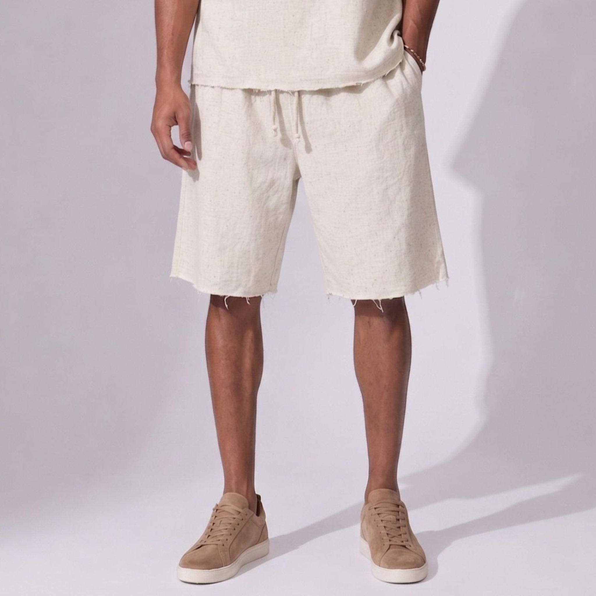 Pantaloni scurți bărbați din in 100% natural, alb ecru, cu tiv raw – model lejer de vară