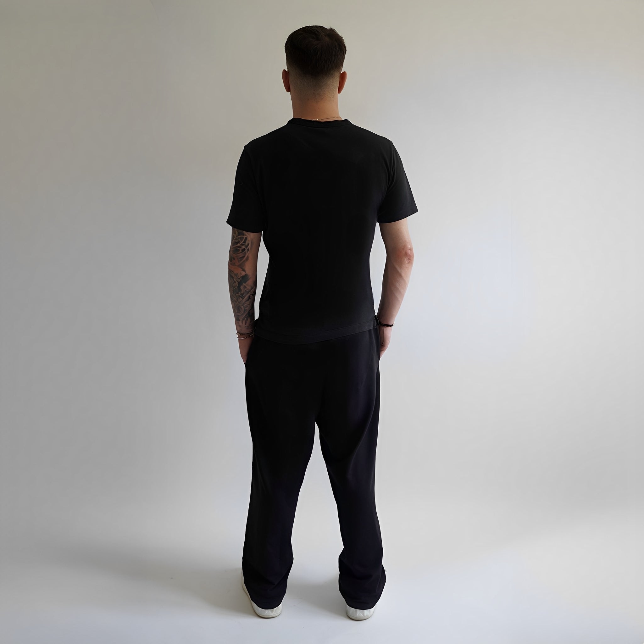 Pantaloni drepti cu tur lasat si dunga pe mijloc fata