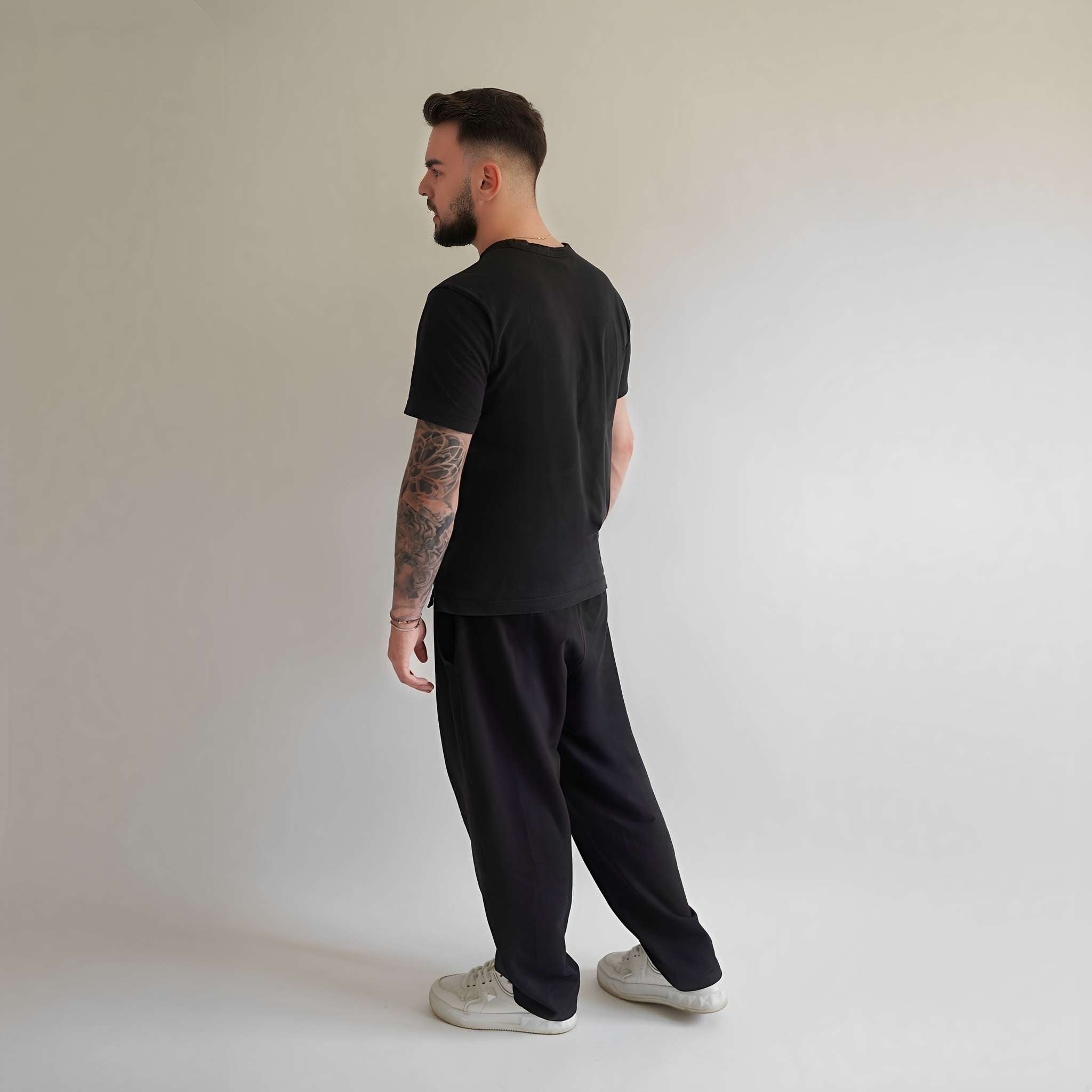 Pantaloni drepti cu tur lasat si dunga pe mijloc fata