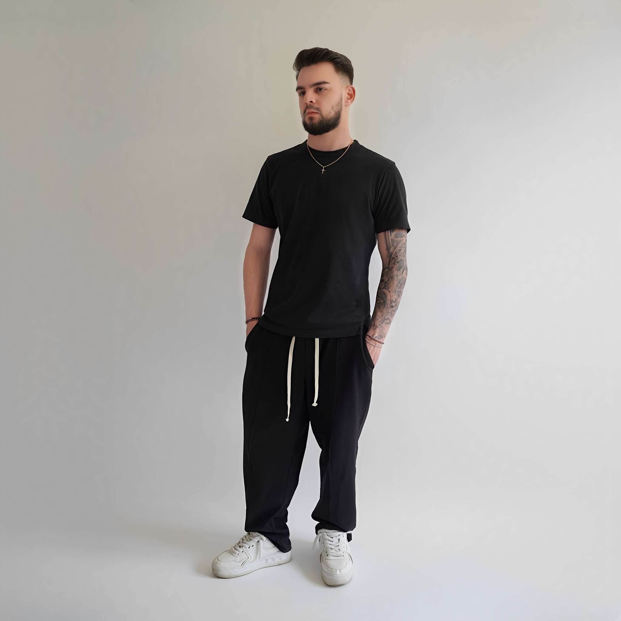 Pantaloni drepti cu tur lasat si dunga pe mijloc fata