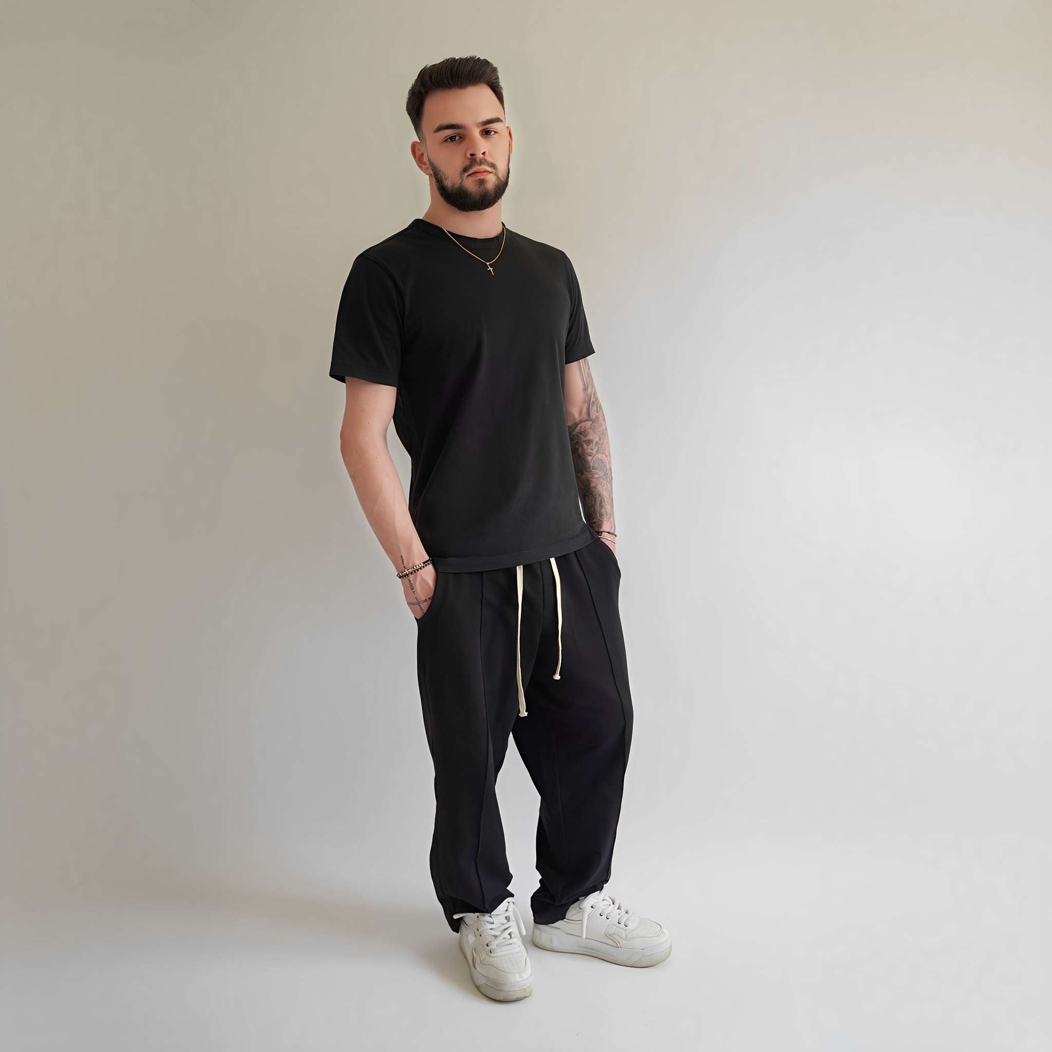 Pantaloni drepti cu tur lasat si dunga pe mijloc fata