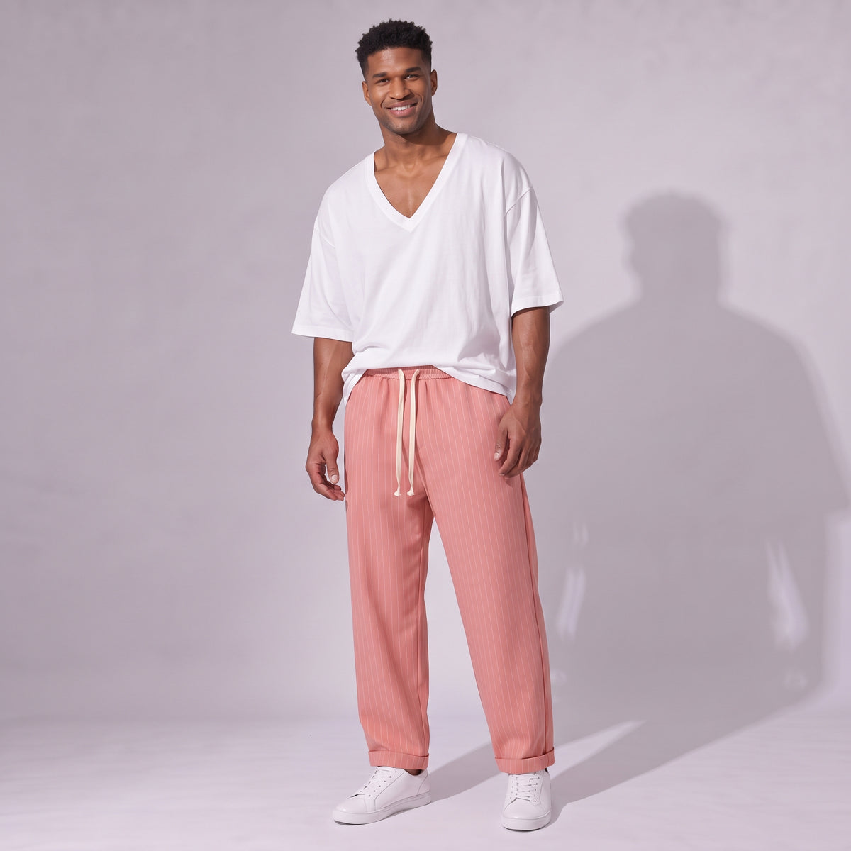 Pantaloni bărbați roz cu dungi fine, croială dreaptă lejeră
