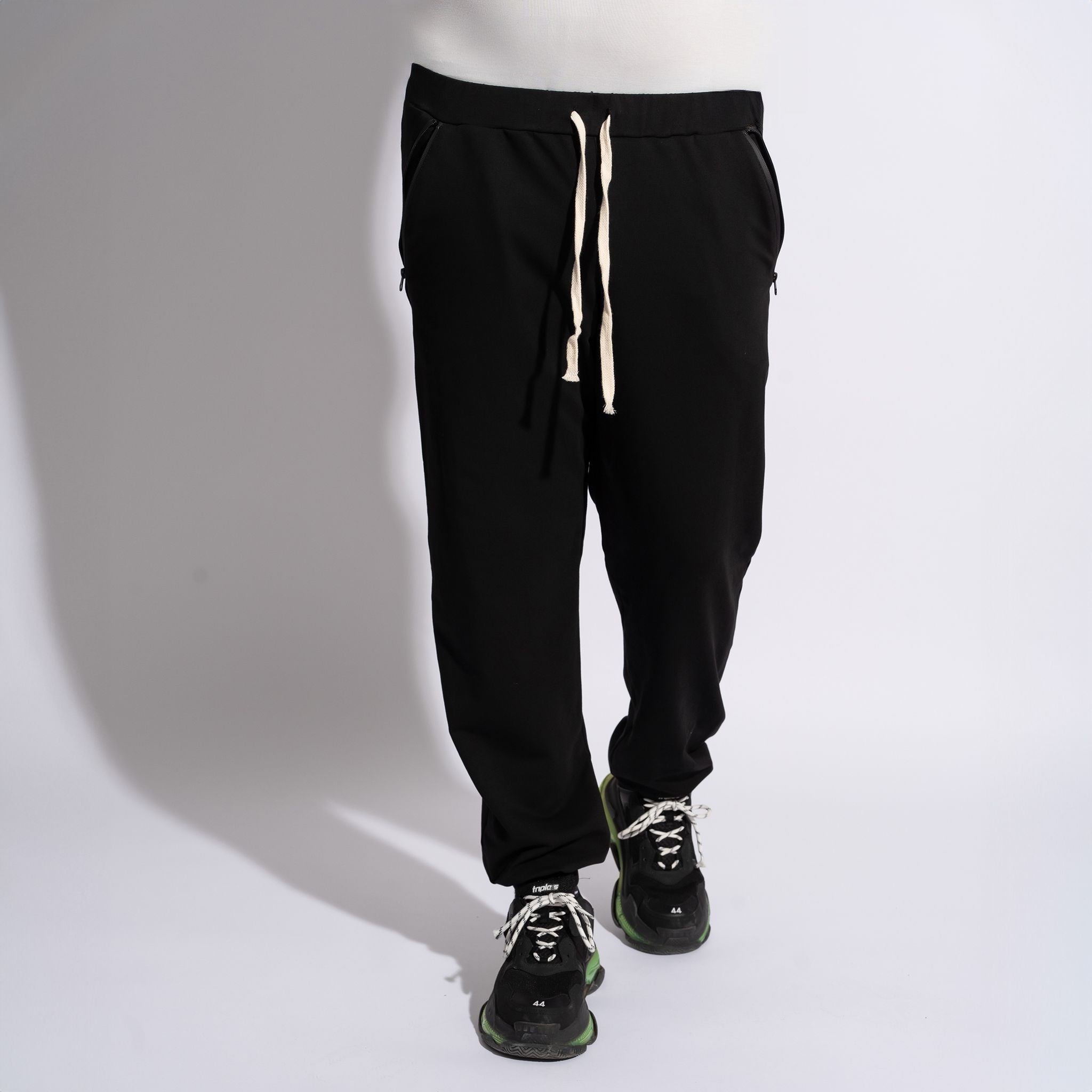 Material bumbac dens si moale rezistent la scamosare pantaloni trening negri Asimetrix