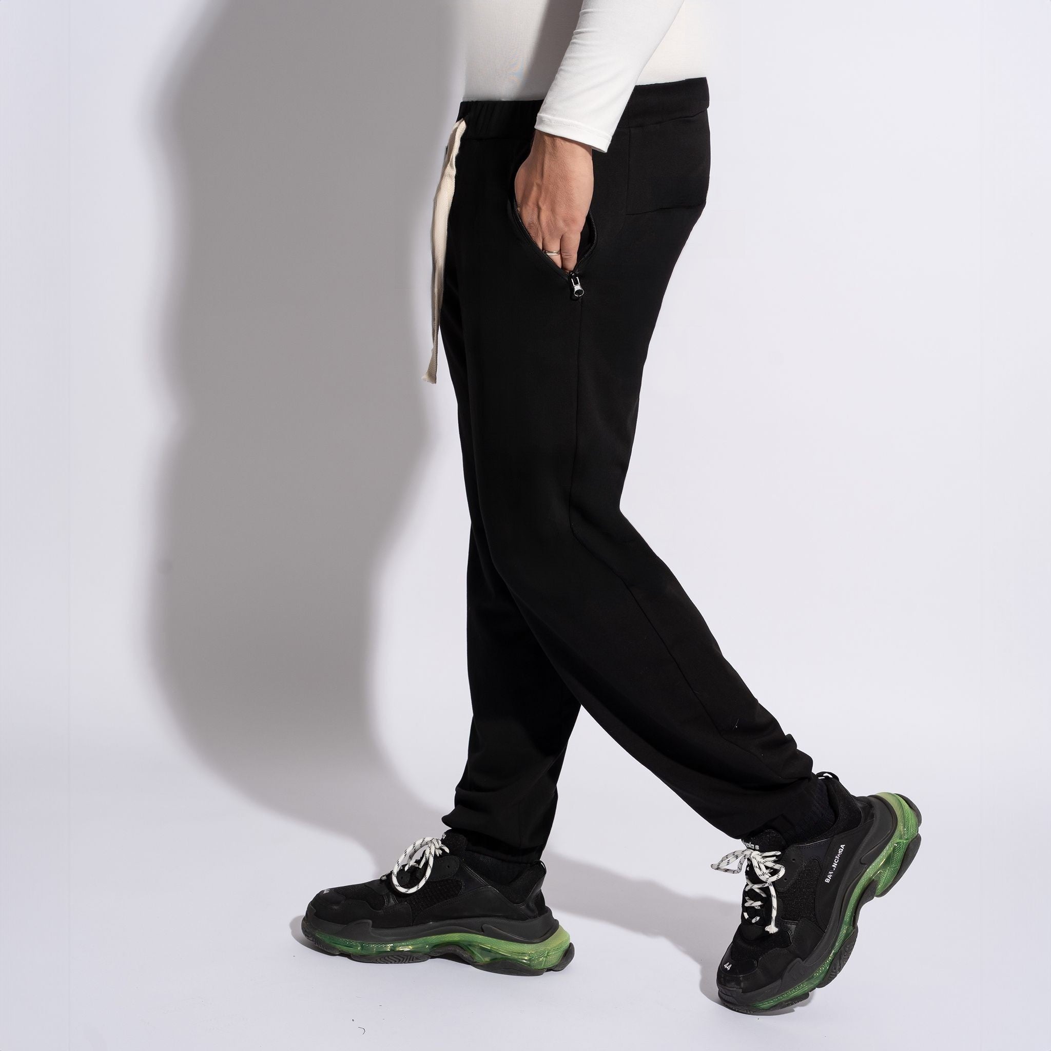 Design spate cu buzunar aplicat si cusaturi intarite pantaloni trening PN30 Asimetrix