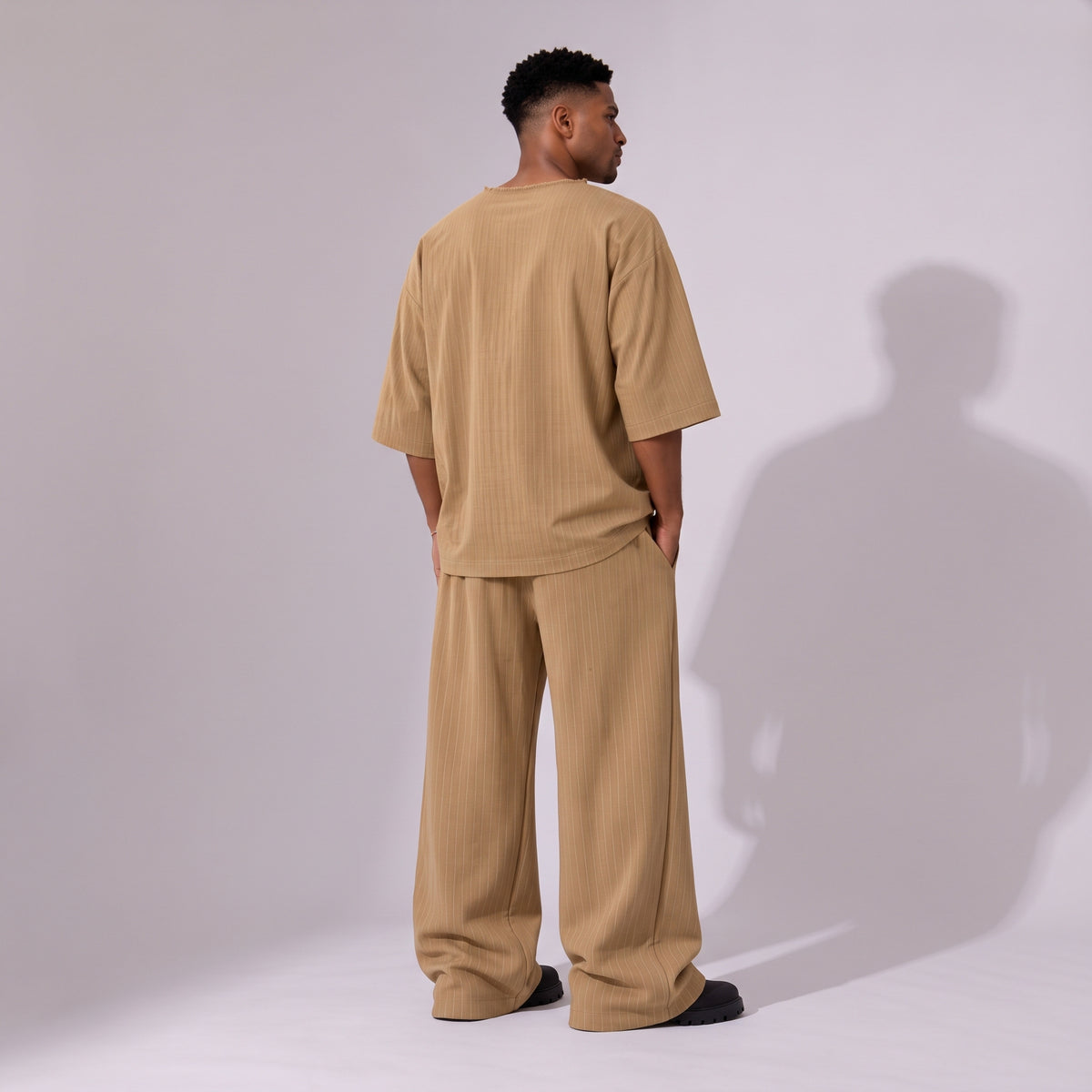 Pantaloni bărbați oversized bej cu dungi fine, croială dreaptă