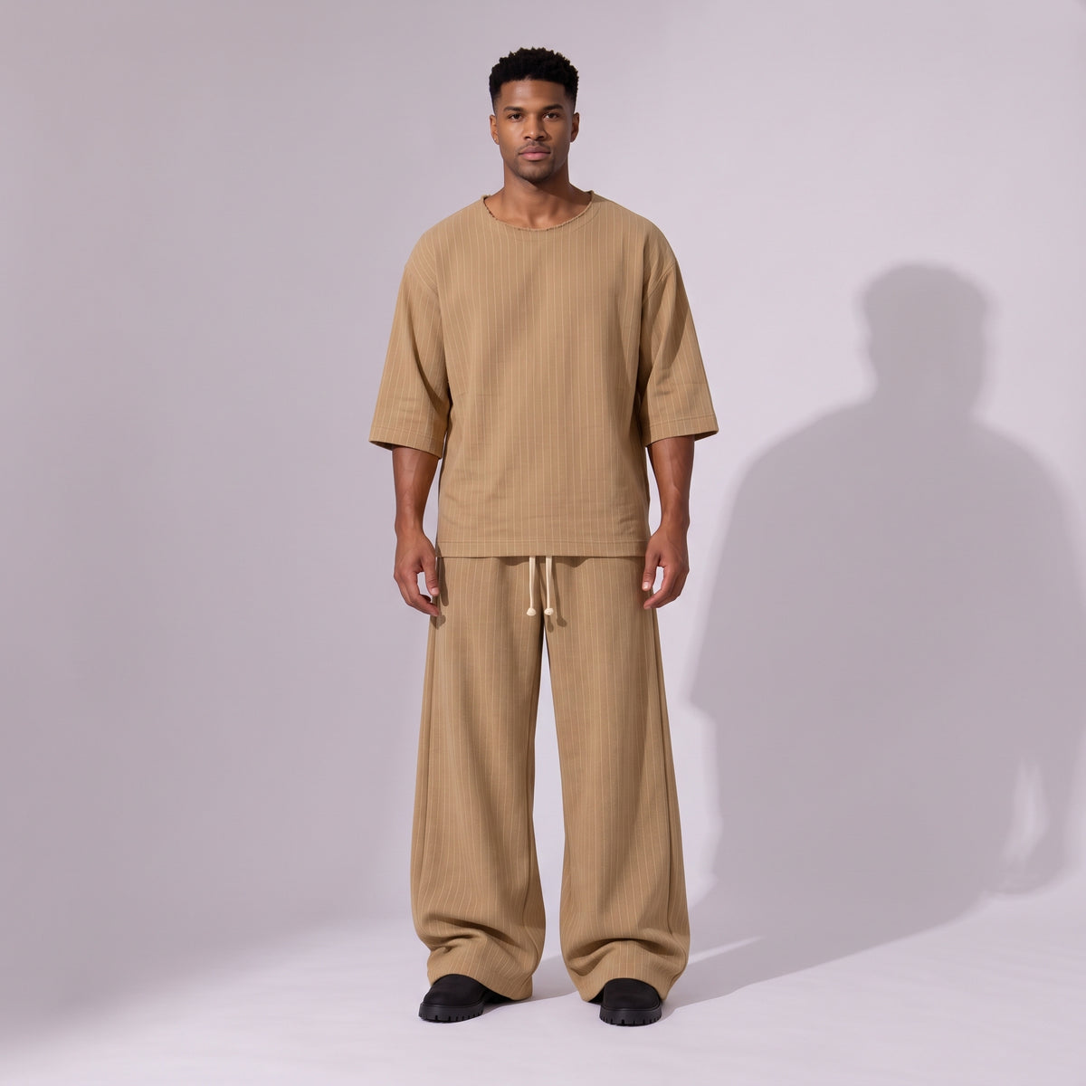 Pantaloni bărbați oversized bej cu dungi fine, croială dreaptă
