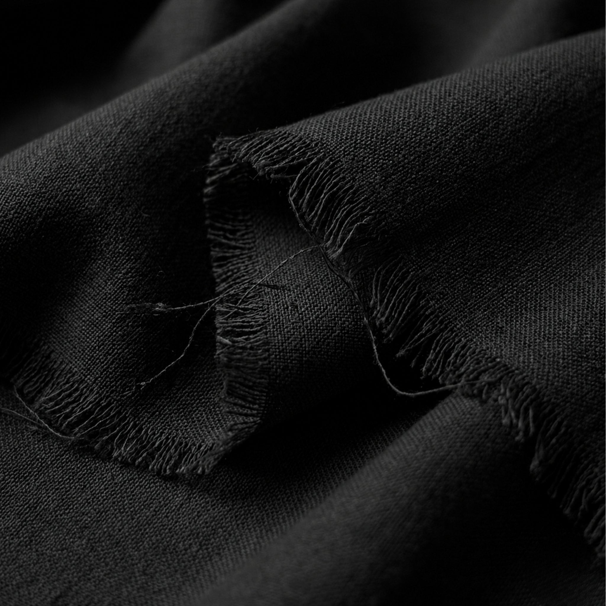 Pantaloni scurți bărbați din in negru, până la genunchi, cu tiv raw