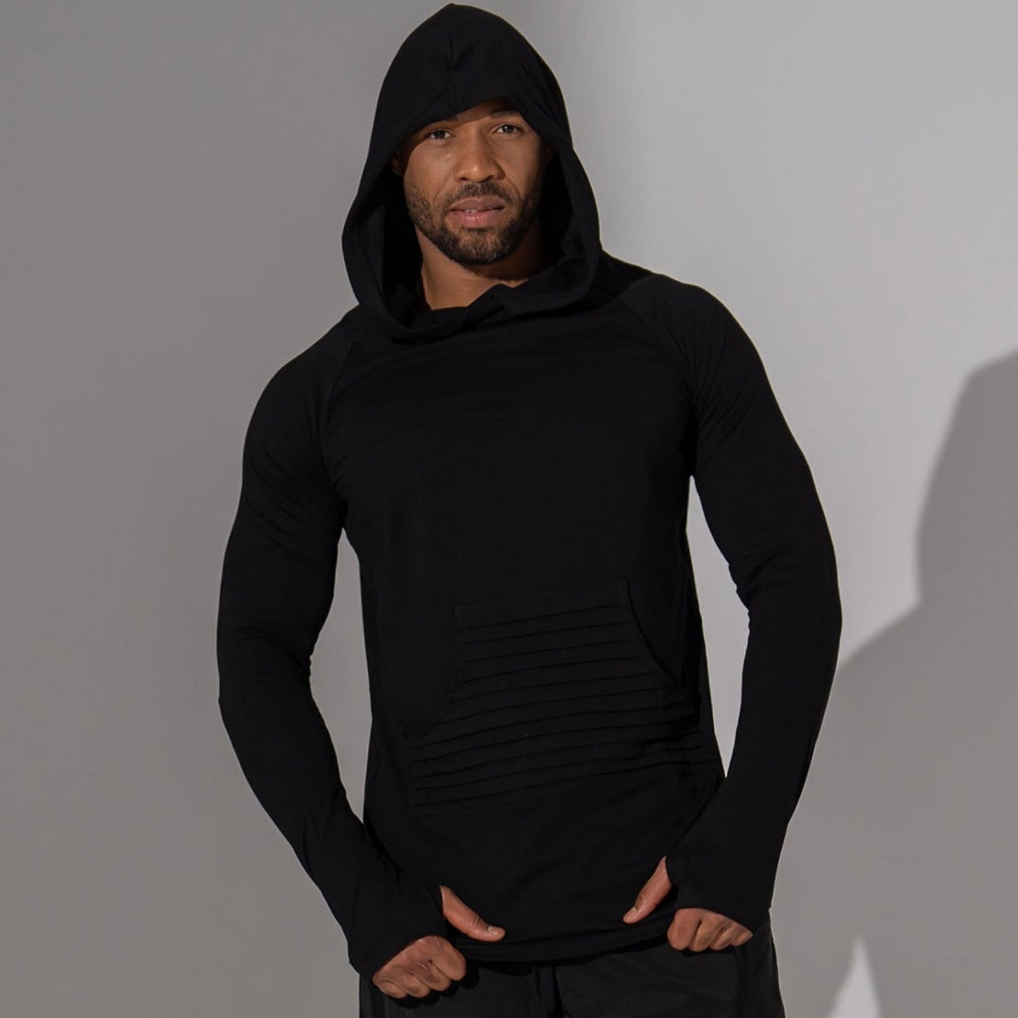 bluza barbateasca neagra cu gluga si buzunar aplicat