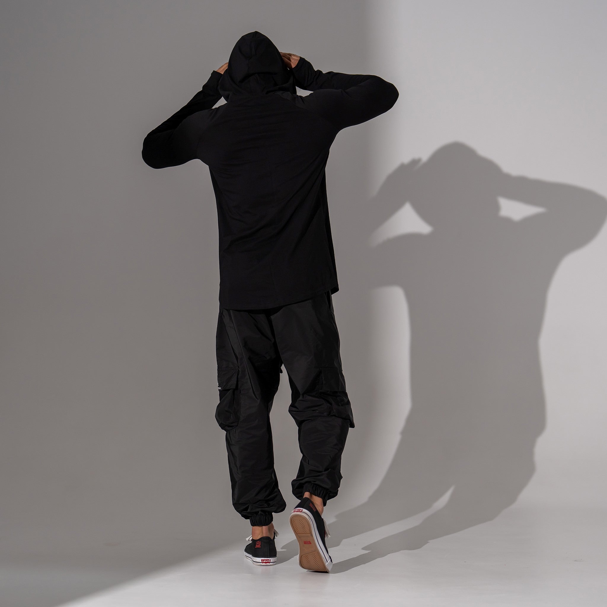 bluza barbateasca neagra cu gluga si buzunar aplicat