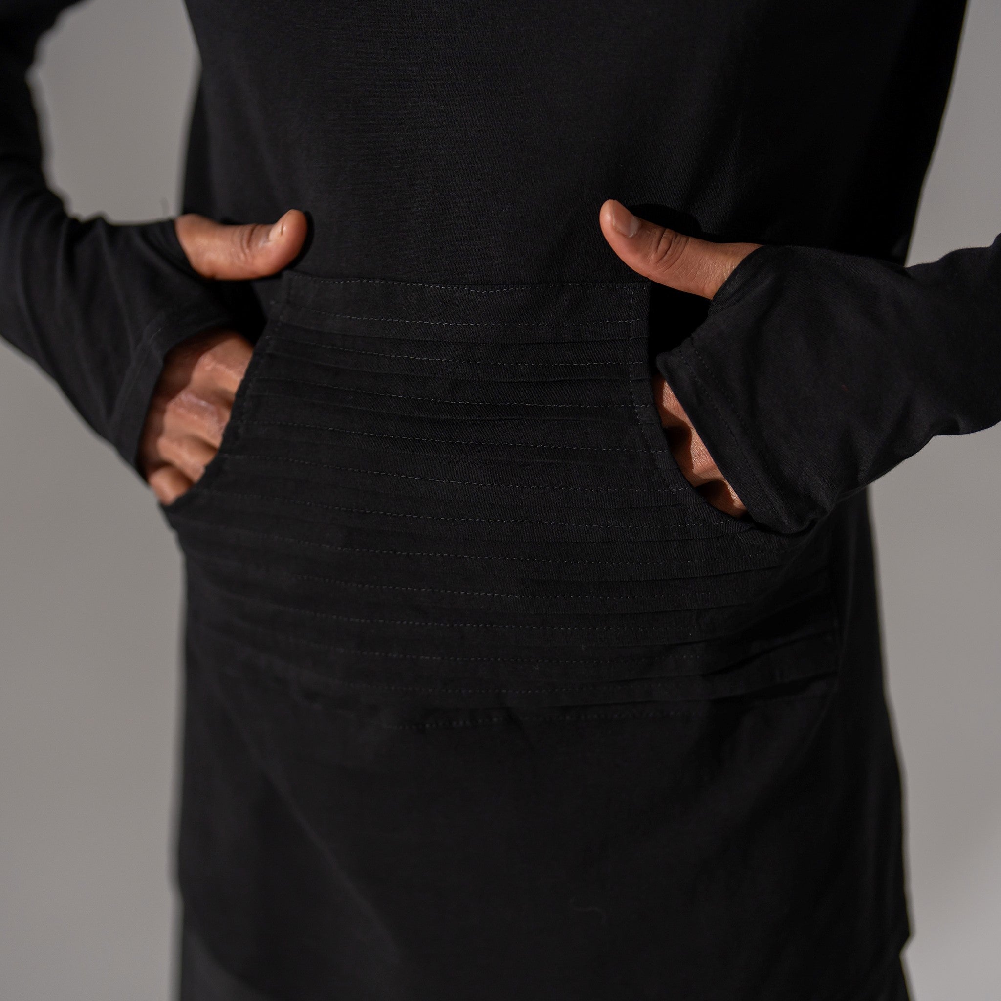 bluza barbateasca neagra cu gluga si buzunar aplicat