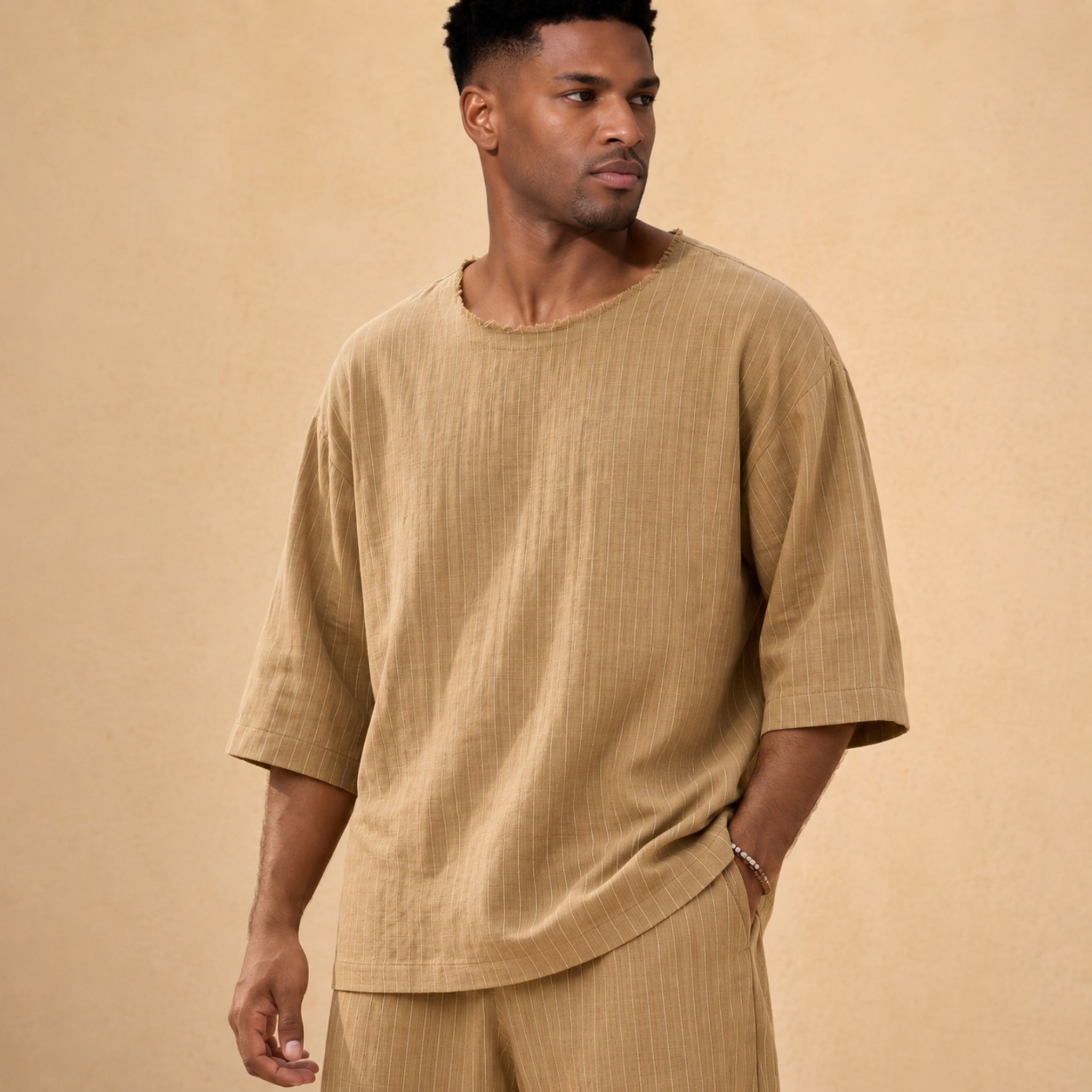 PRECOMANDA CU TERMEN DE LIVRARE 10 ZILE! Compleu bărbați camel cu dungi fine – bluza oversized și pantaloni scurți lejeri de vară