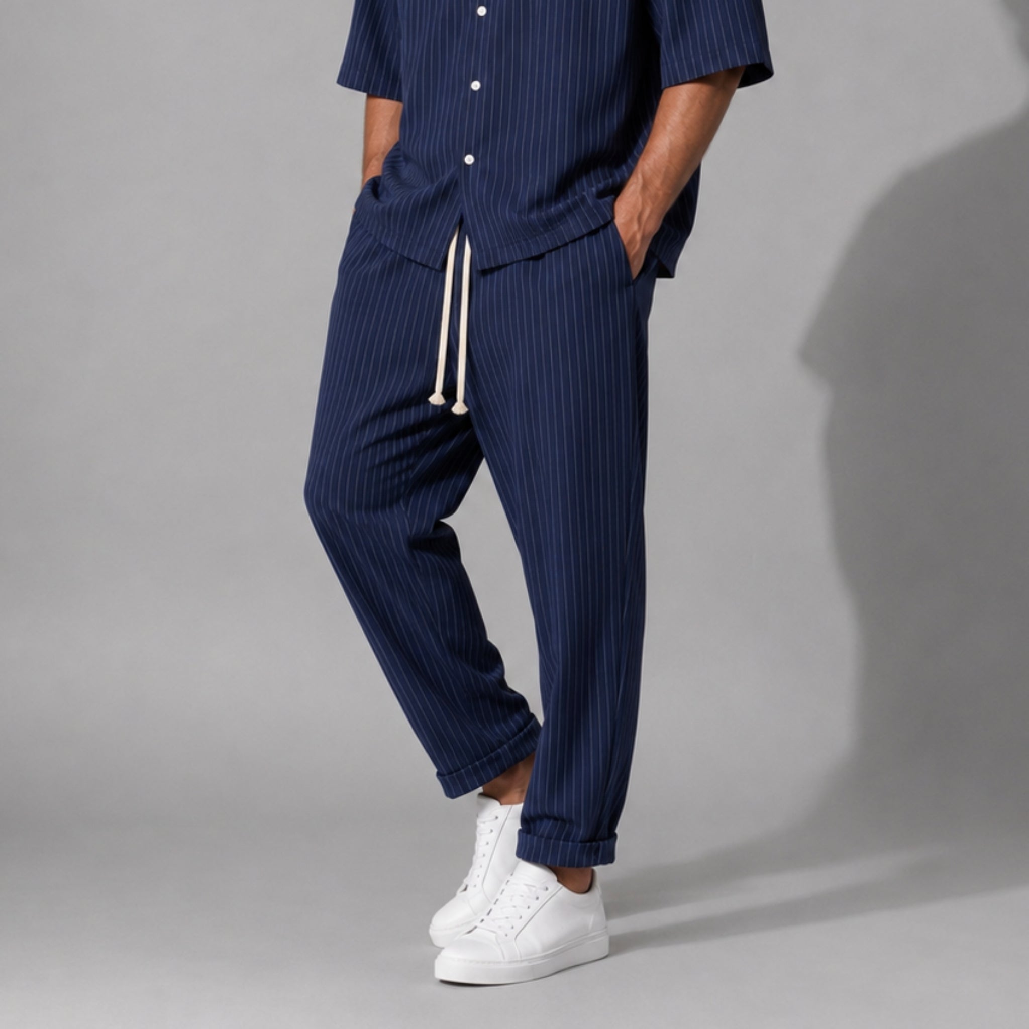 Pantaloni bărbați casual bleumarin cu dungi fine, lejeri cu tur lăsat