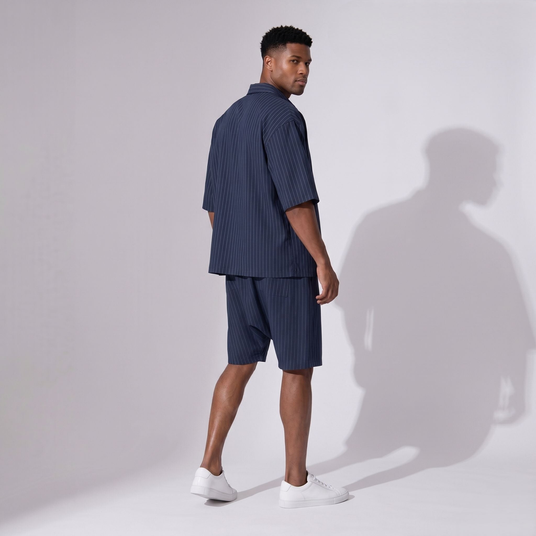 Compleu bărbați bleumarin cu dungi fine – cămașă oversized și pantaloni scurți lejeri de vară