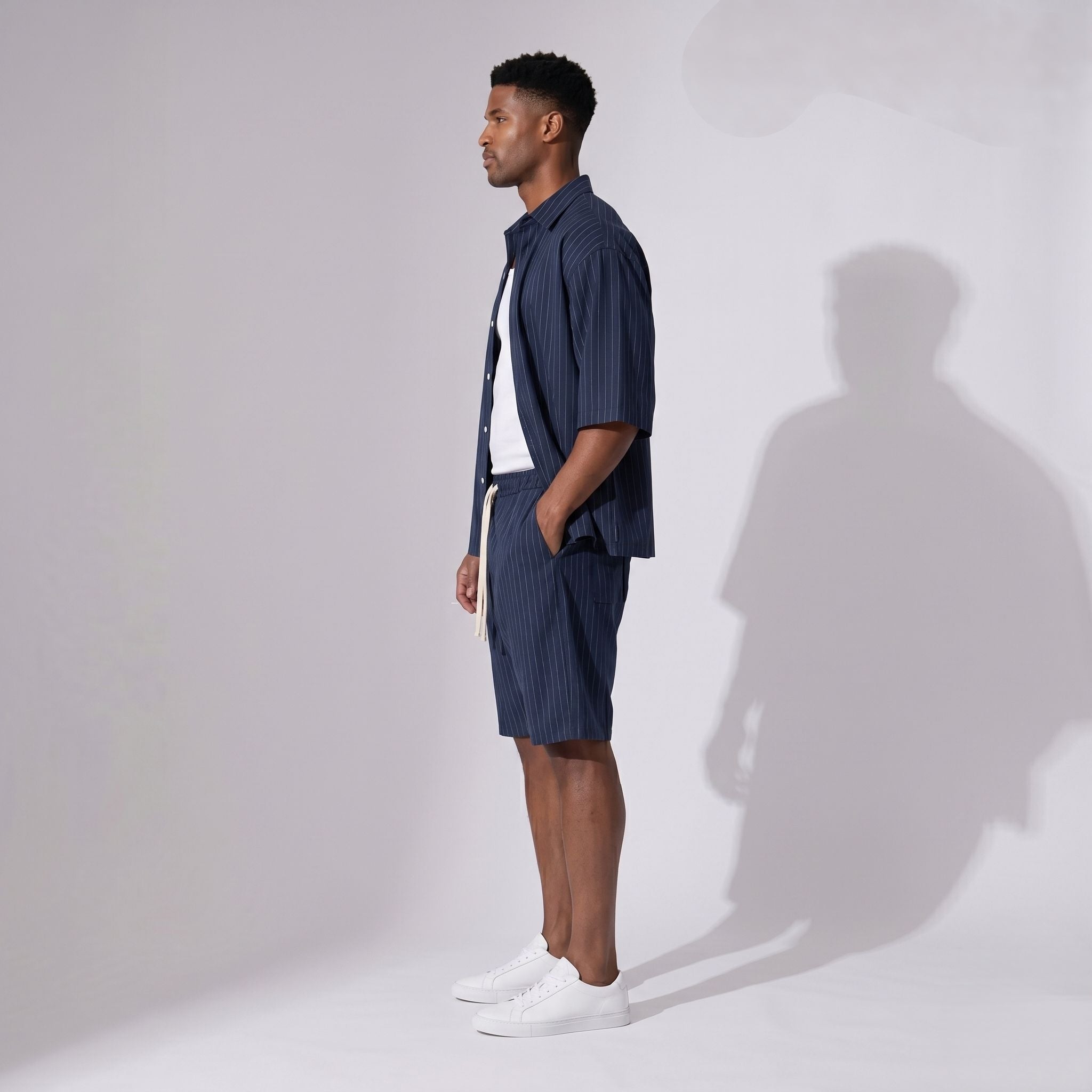 PRODUSUL VA REVENI IN STOC DUPA 5.06.2024! Compleu bărbați bleumarin cu dungi fine – cămașă oversized și pantaloni scurți lejeri de vară