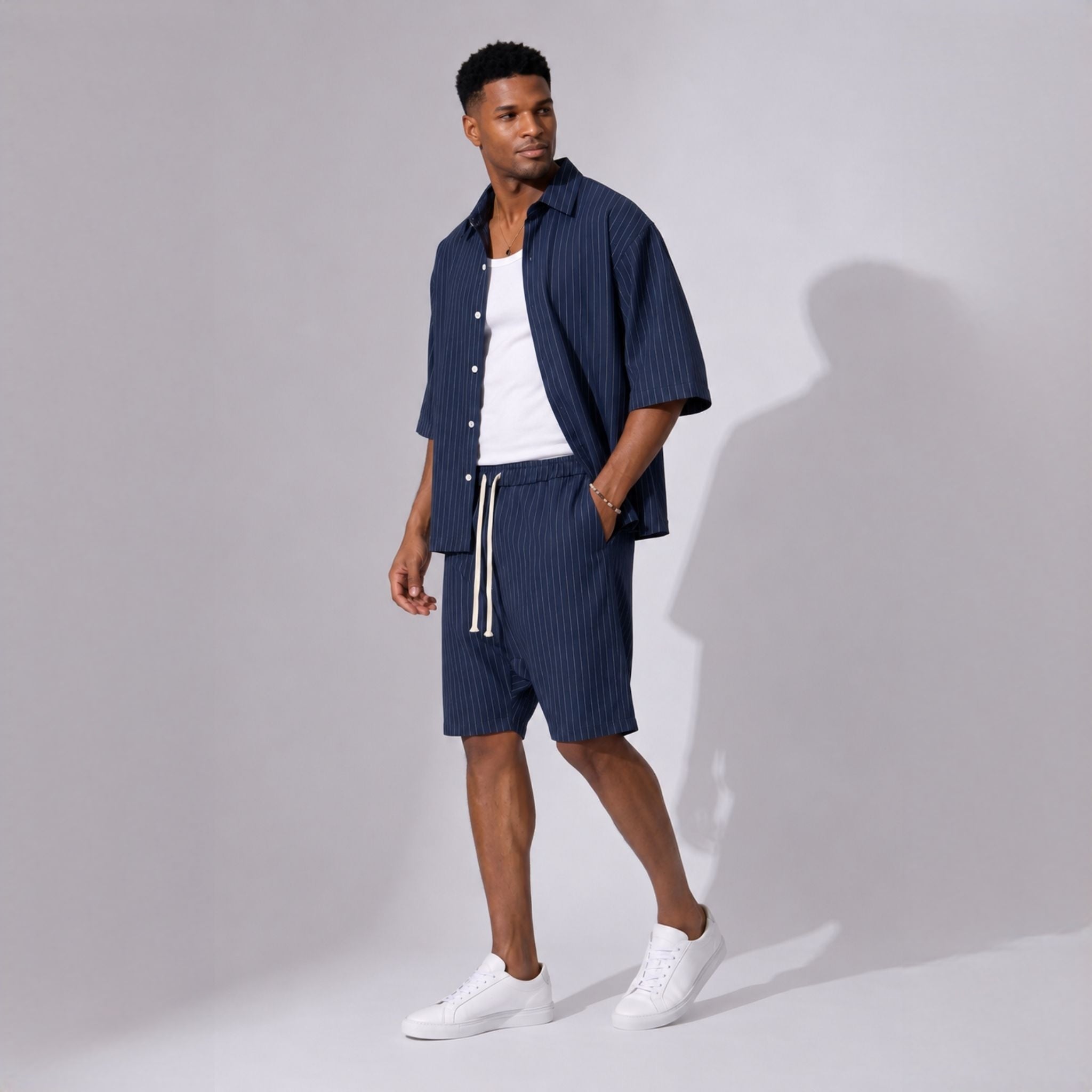 PRODUSUL VA REVENI IN STOC DUPA 5.06.2024! Compleu bărbați bleumarin cu dungi fine – cămașă oversized și pantaloni scurți lejeri de vară