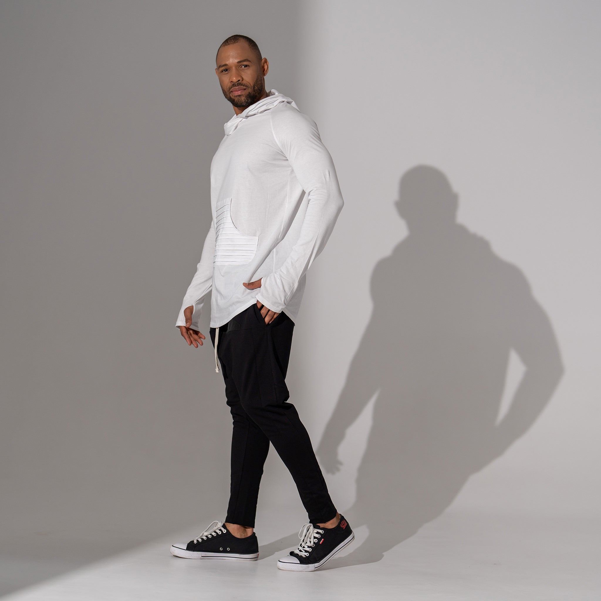 hanorac alb barbatesc cu gluga si buzunar frontal