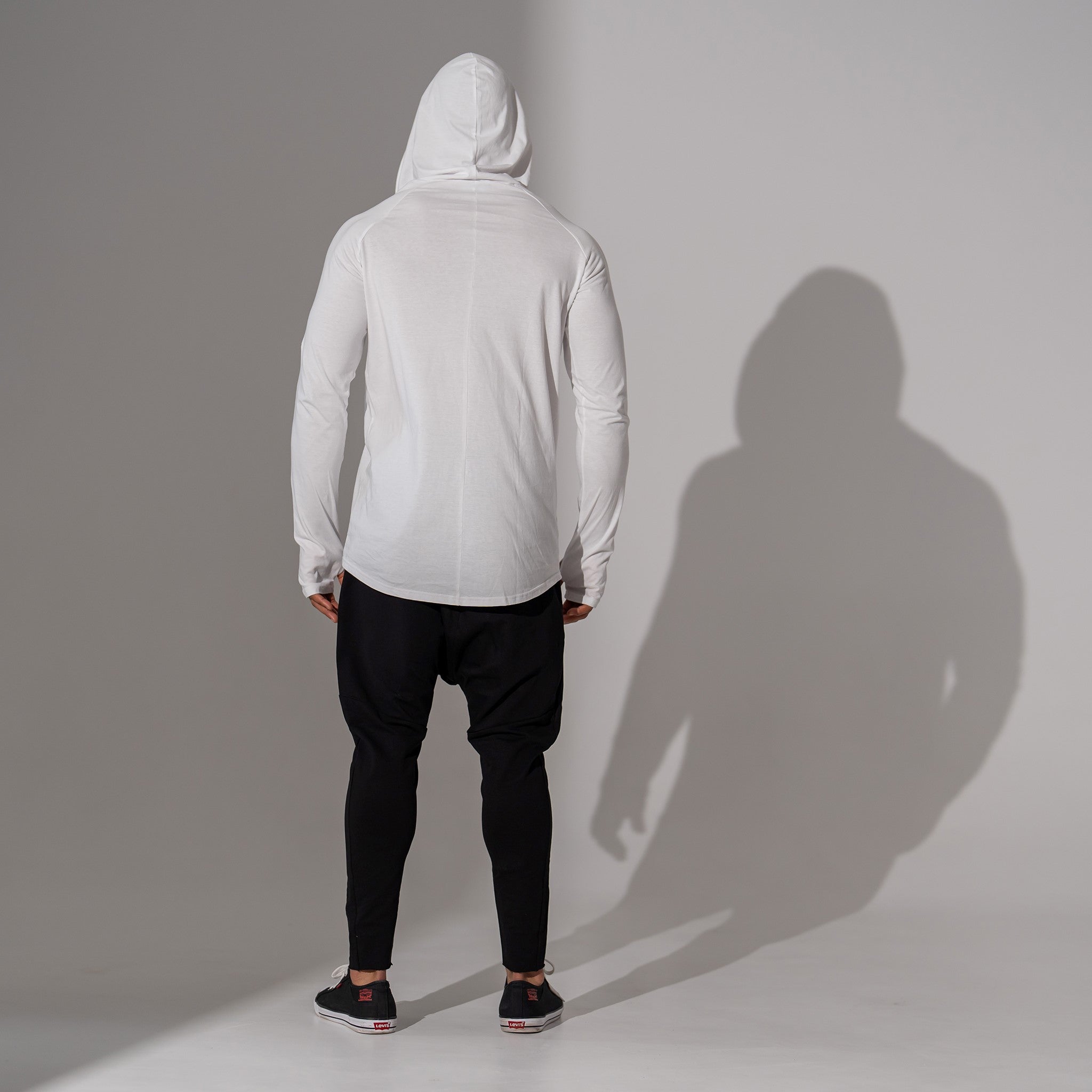 hanorac alb barbatesc cu gluga si buzunar frontal