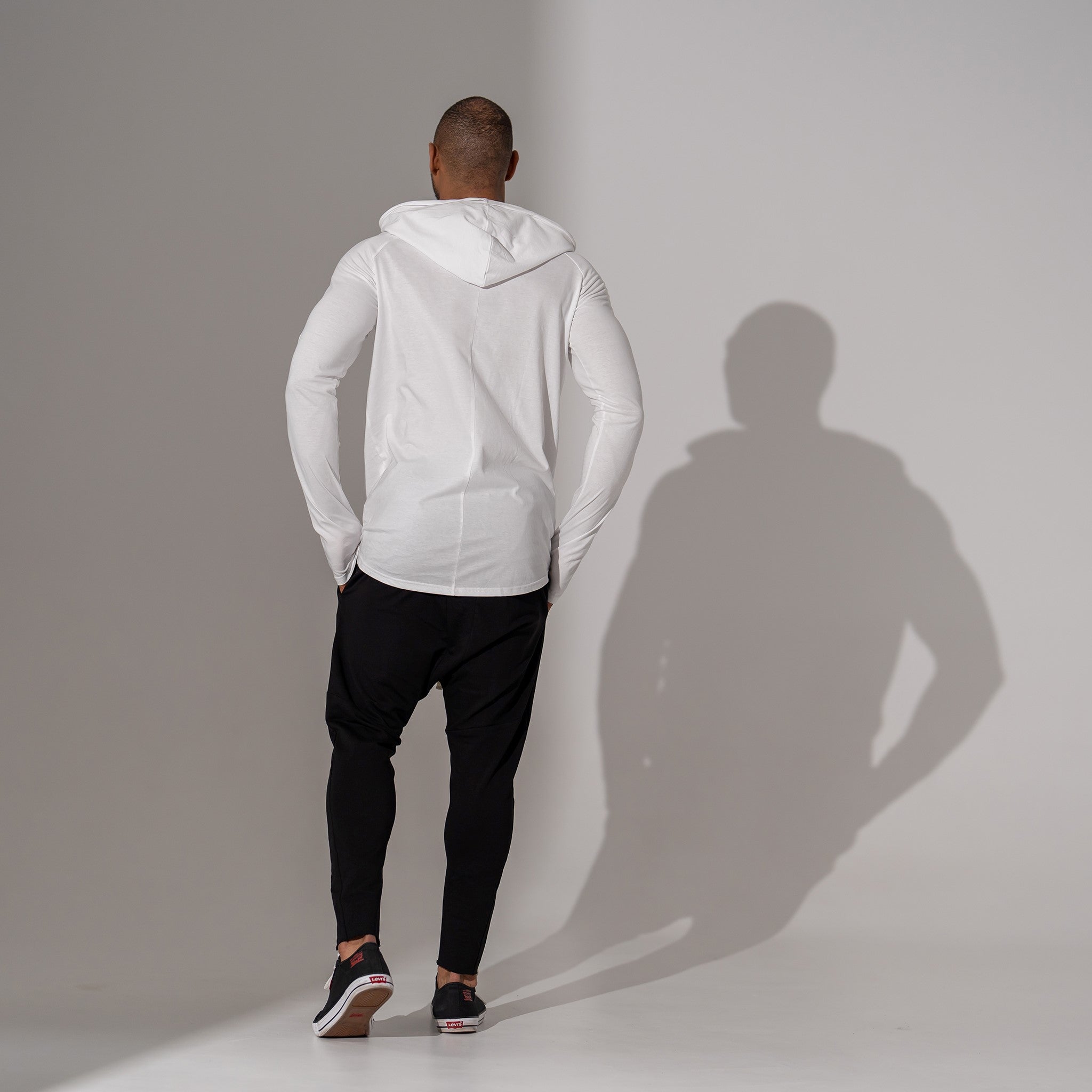 hanorac alb barbatesc cu gluga si buzunar frontal