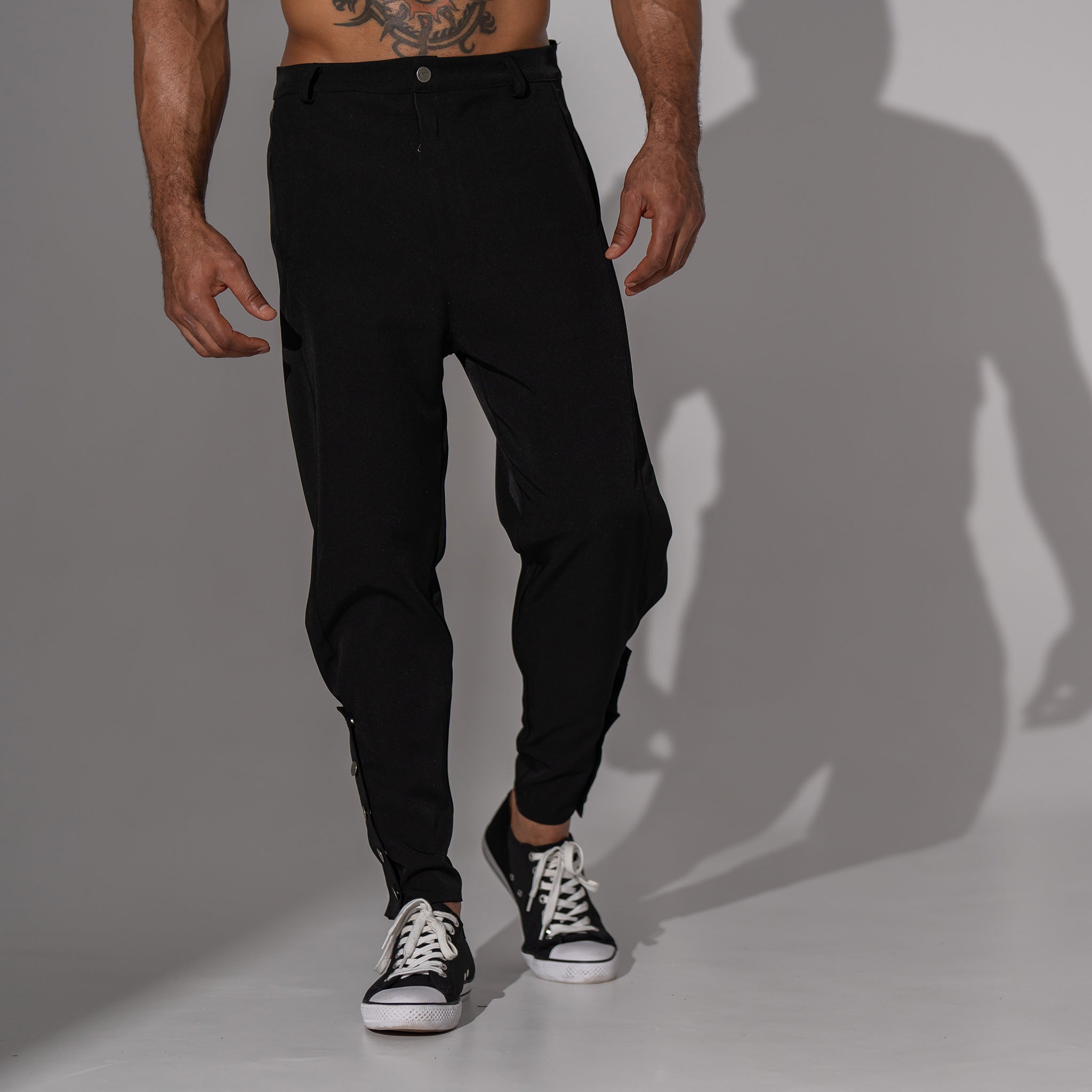 pantaloni casual barbatesti negri cu nasturi metalici pe gamba