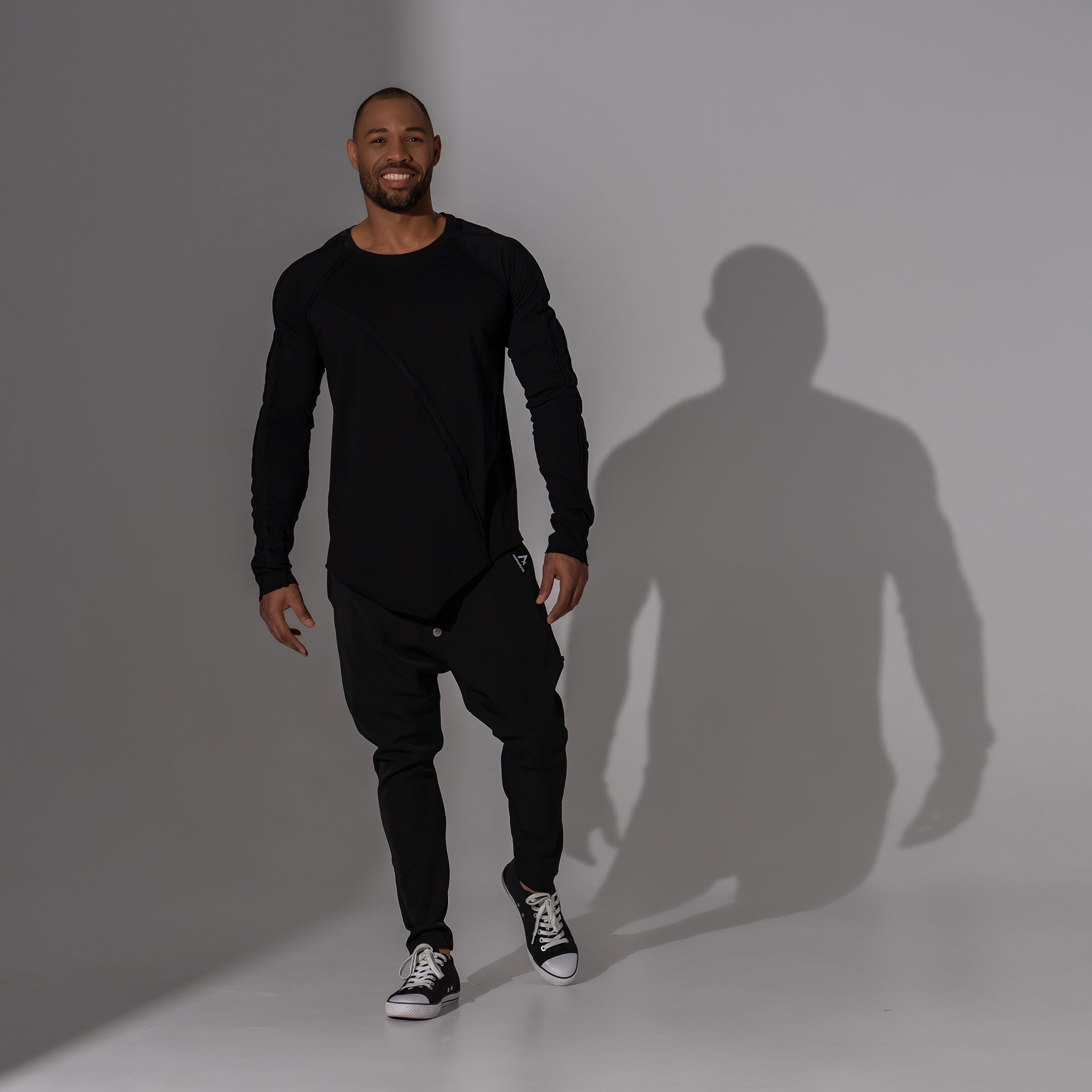 pantaloni casual barbatesti negri cu tur lasat si nasturi metalici pe slit
