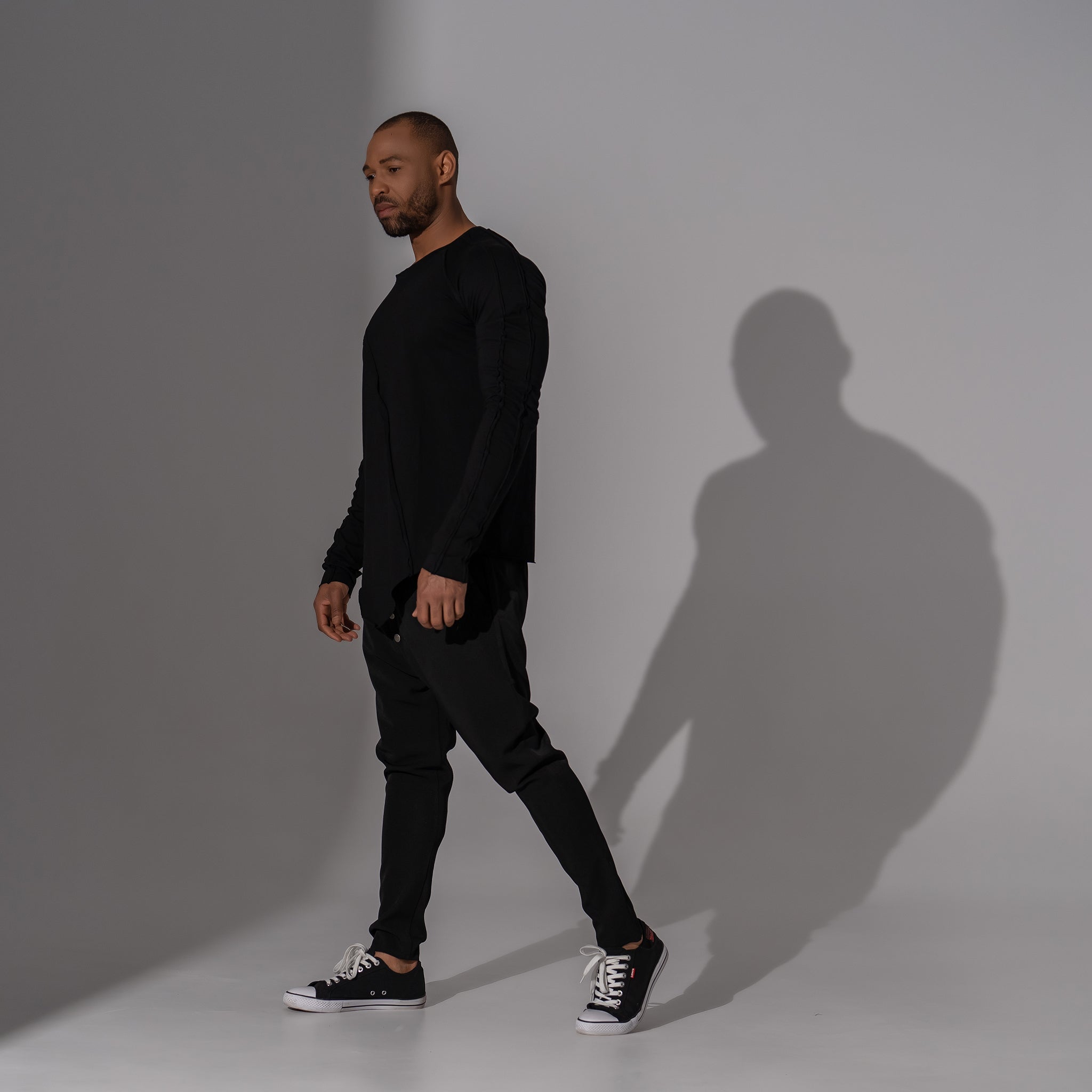 pantaloni casual barbatesti negri cu tur lasat si nasturi metalici pe slit