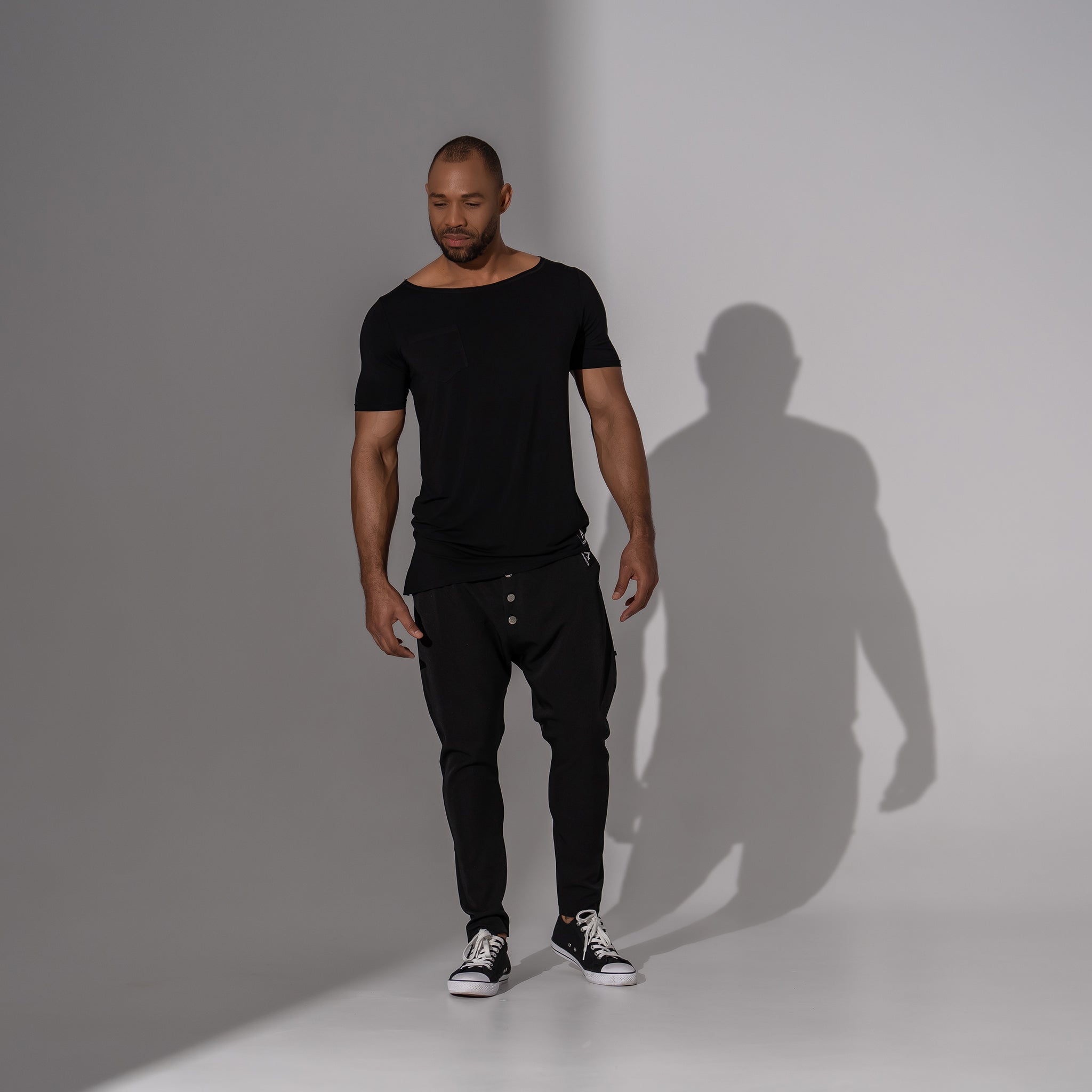 pantaloni casual barbatesti negri cu tur lasat si nasturi metalici pe slit