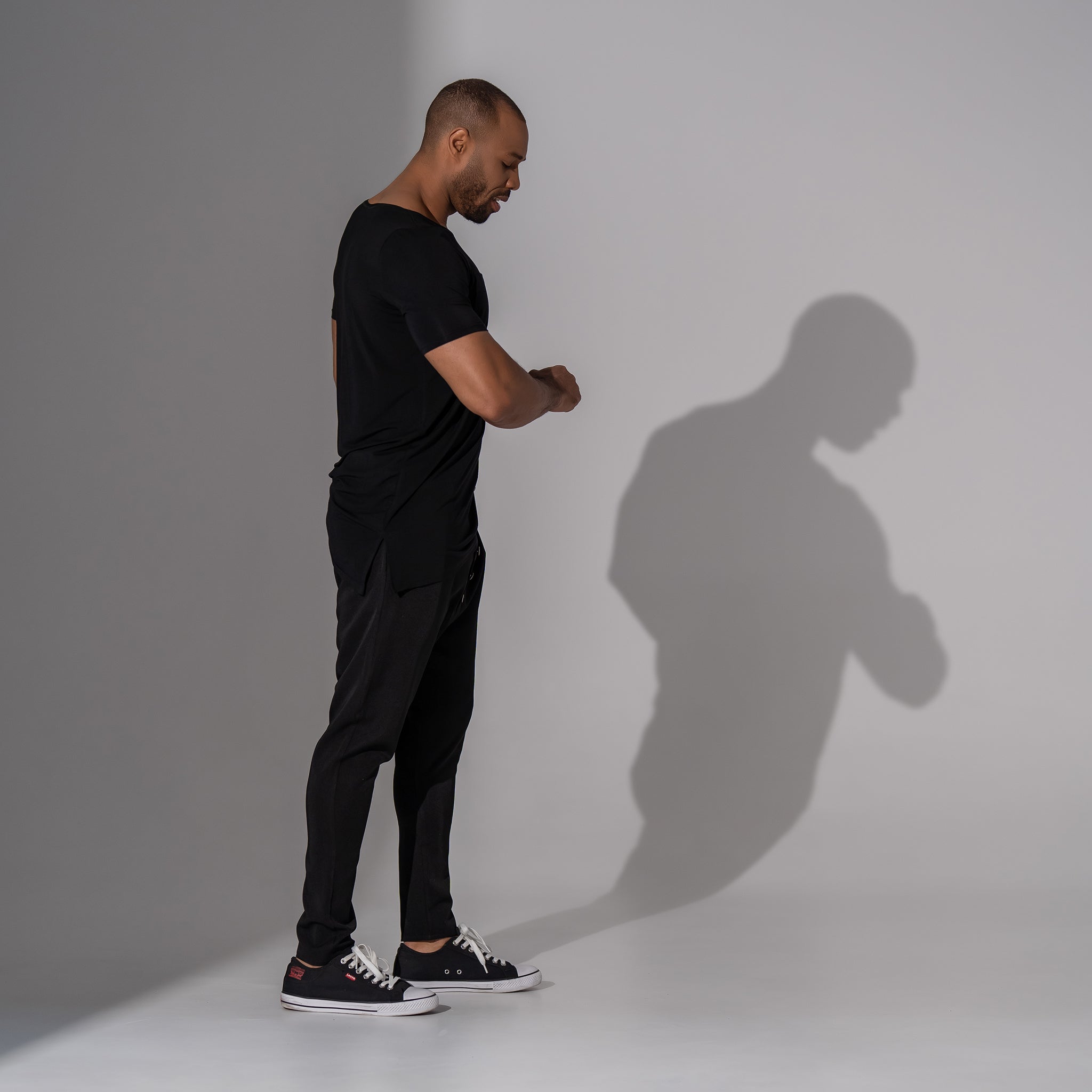 pantaloni casual barbatesti negri cu tur lasat si nasturi metalici pe slit