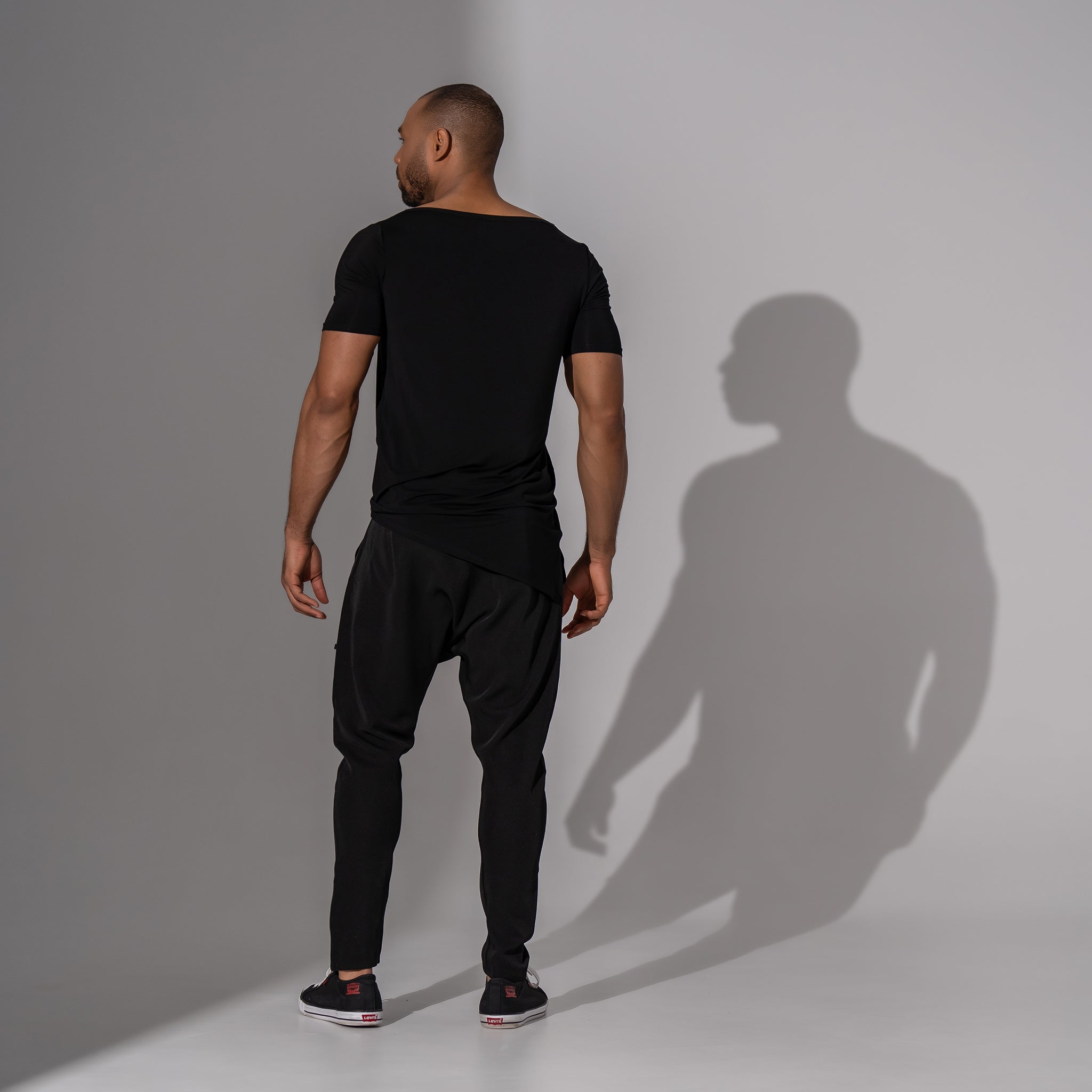 pantaloni casual barbatesti negri cu tur lasat si nasturi metalici pe slit