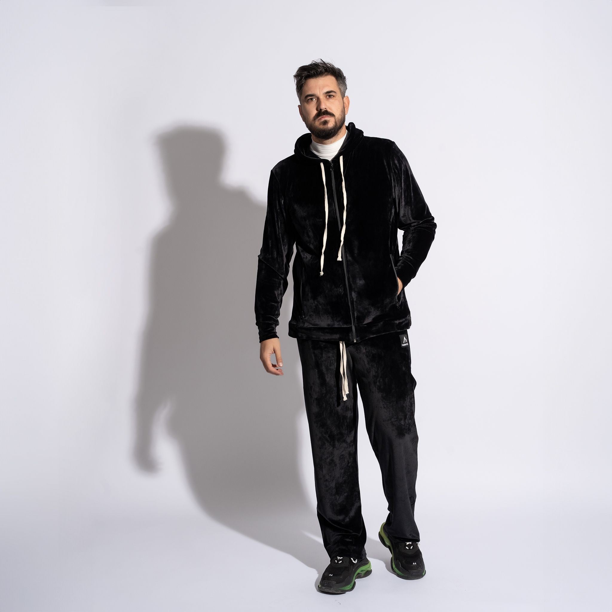 Pantaloni bărbătești drepți din catifea neagră cu fermoare laterale, stil modern premium