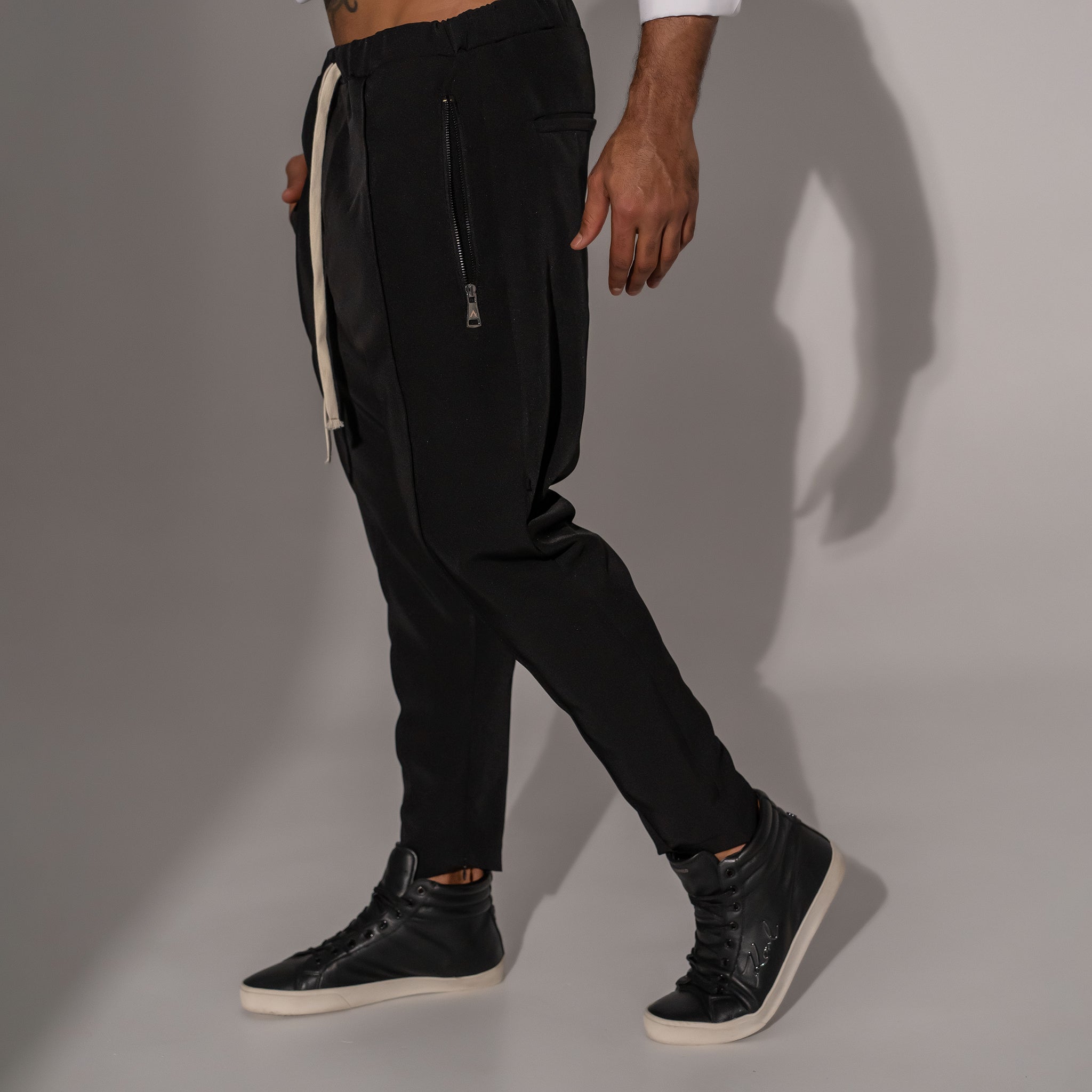 pantaloni eleganti barbatesti cu tur si buzunare cu fermoare metalice