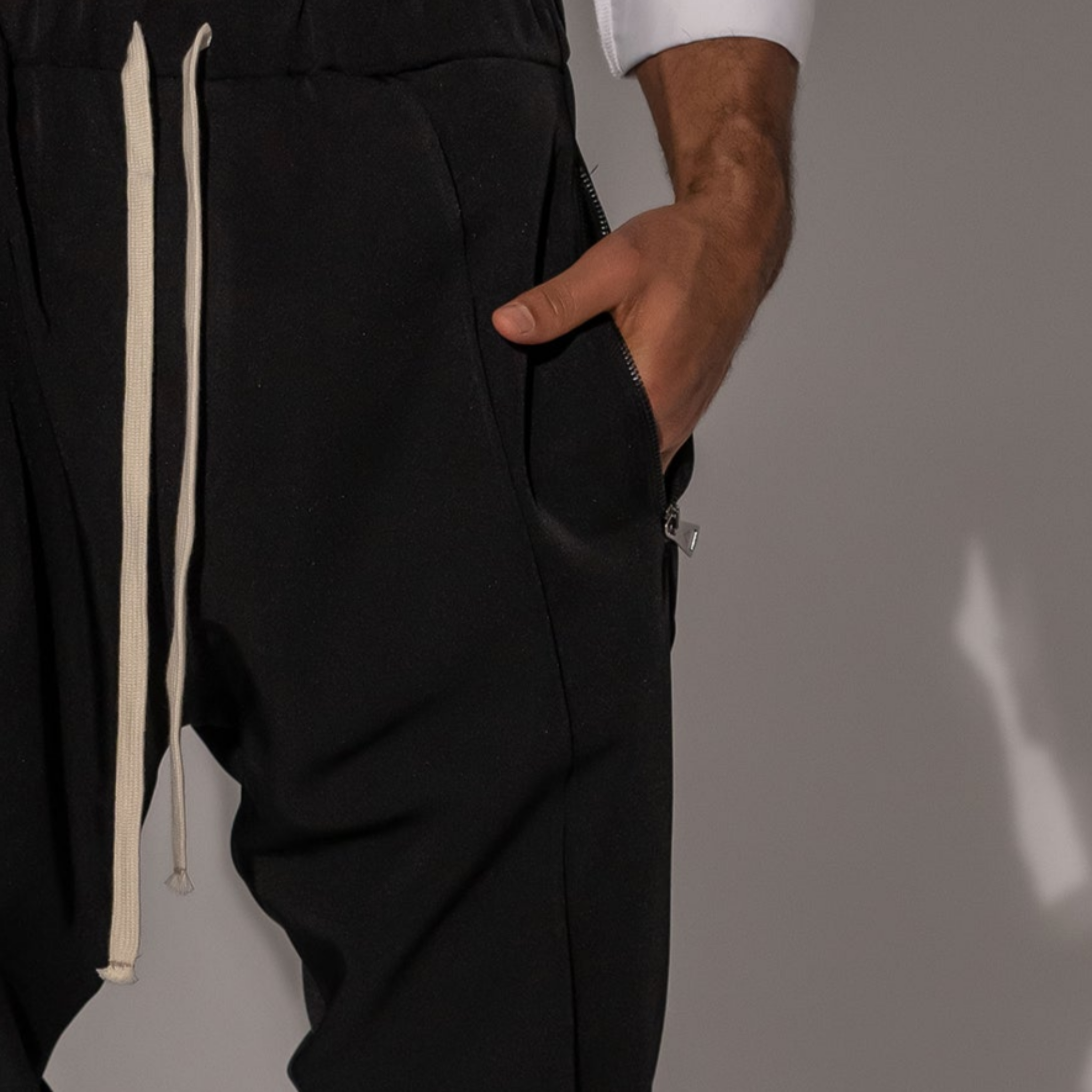 pantaloni eleganti barbatesti cu tur si buzunare cu fermoare metalice